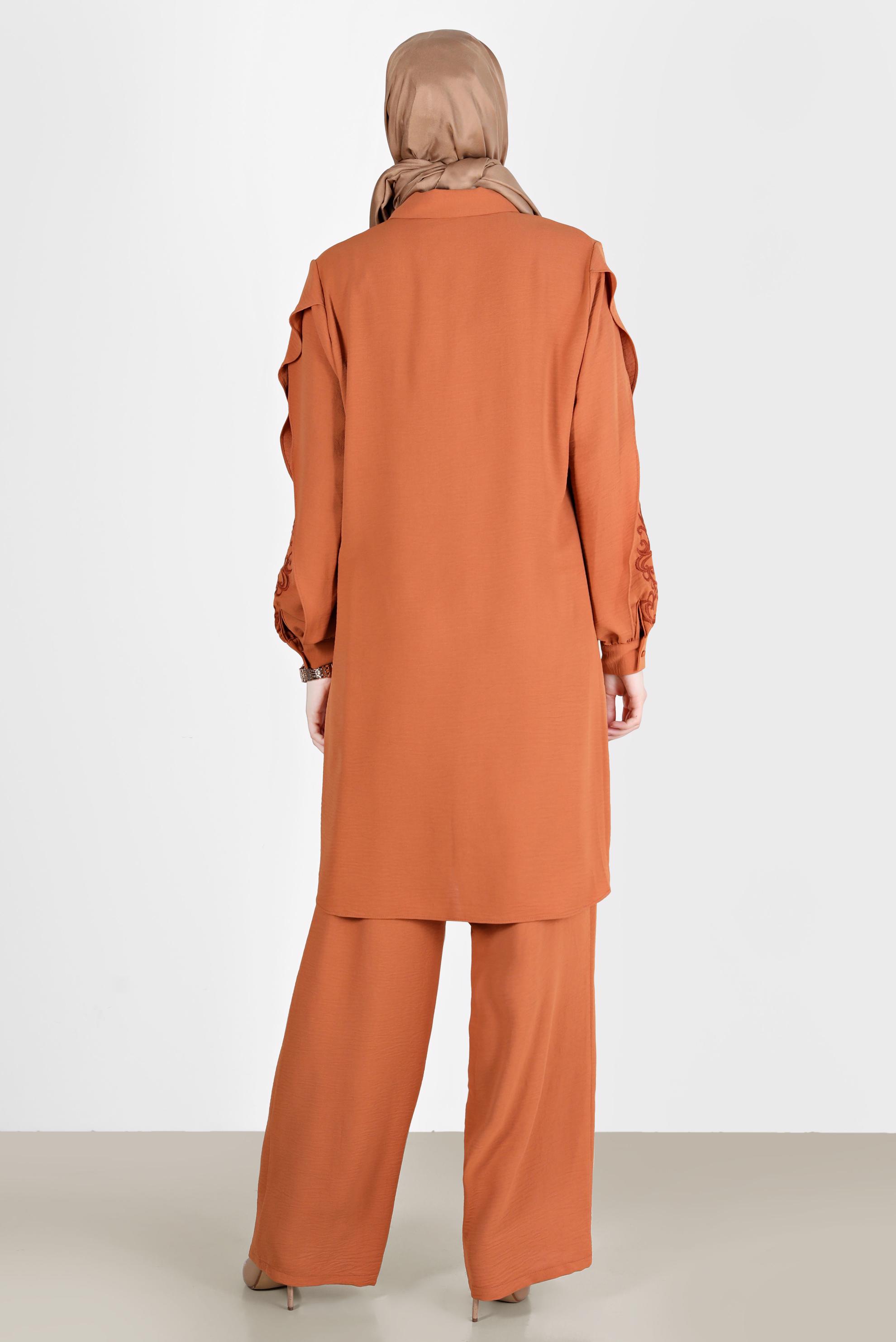 Tesettür giyim TABA KOLLARI NAKIŞLI VOLAN DETAYLI İKİLİ PANT. TAKIM 42608 