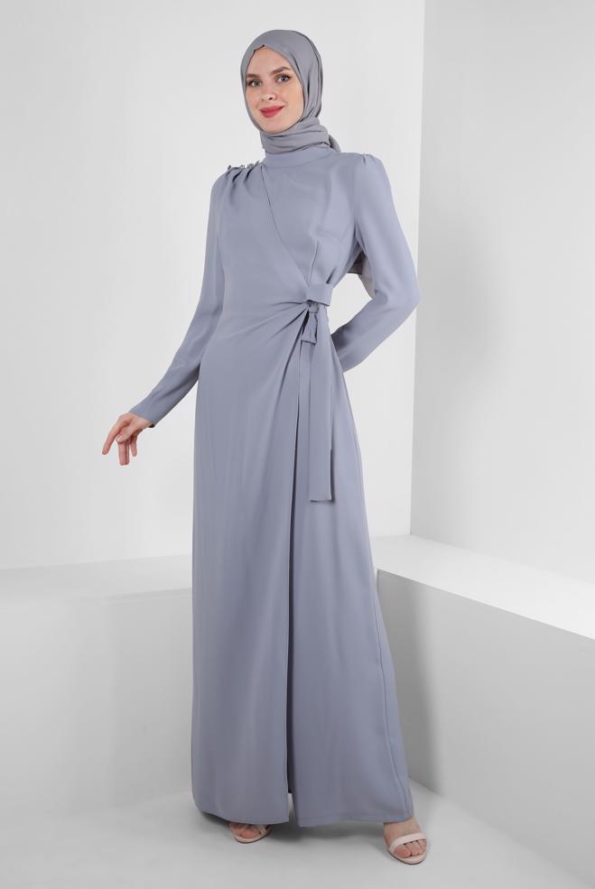 Tesettür giyim GRİ BAĞLAMA DETAYLI KREP TULUM 42885 - ALVİNA