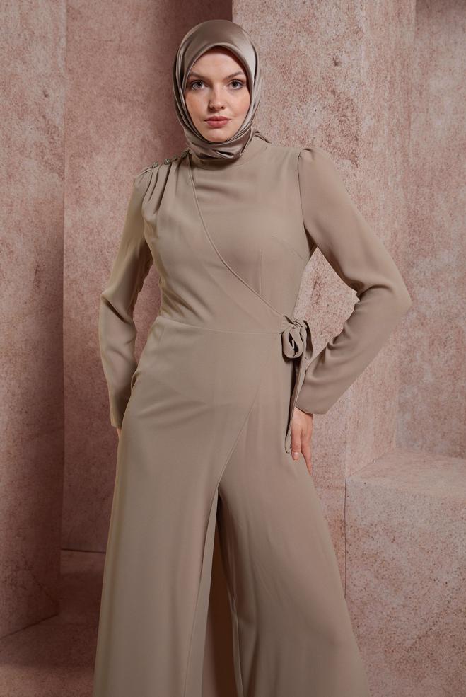 Tesettür giyim BEJ BAĞLAMA DETAYLI KREP TULUM 42885 - ALVİNA
