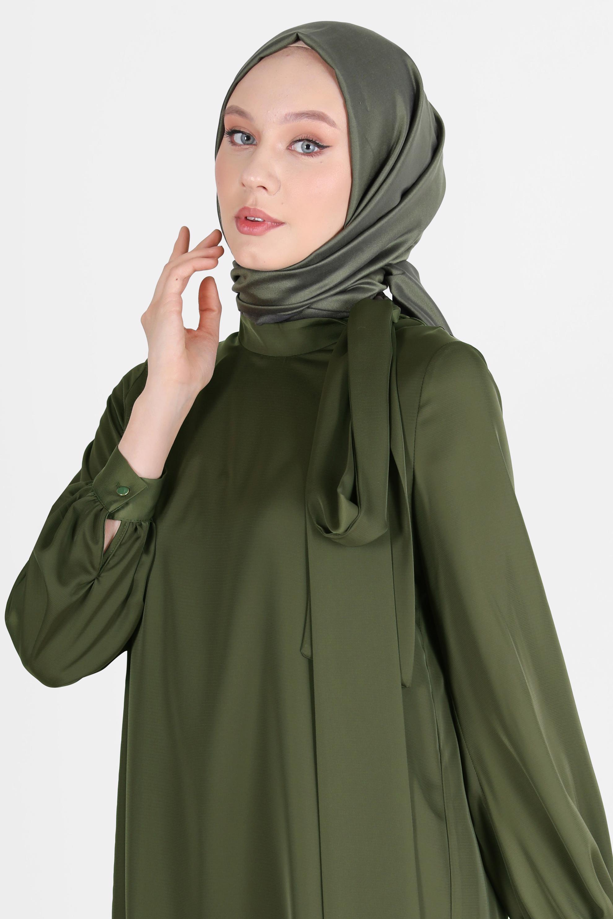 Tesettür giyim HAKİ BAĞLAMA DETAYLI FERMUARLI SATEN TUNİK 42507	