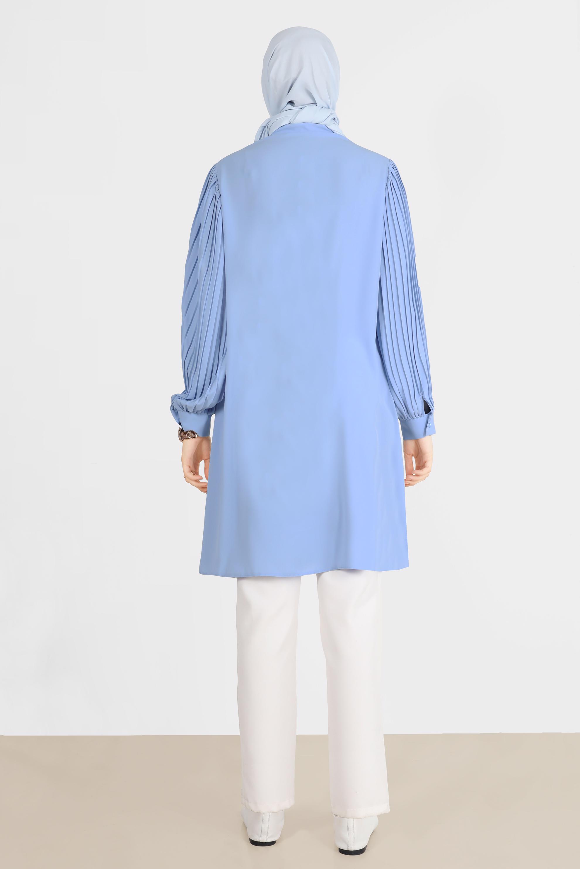 Tesettür giyim MAVİ PARLAK ŞERİT DETAYLI KOLLARI PİLELİ TUNİK 42521