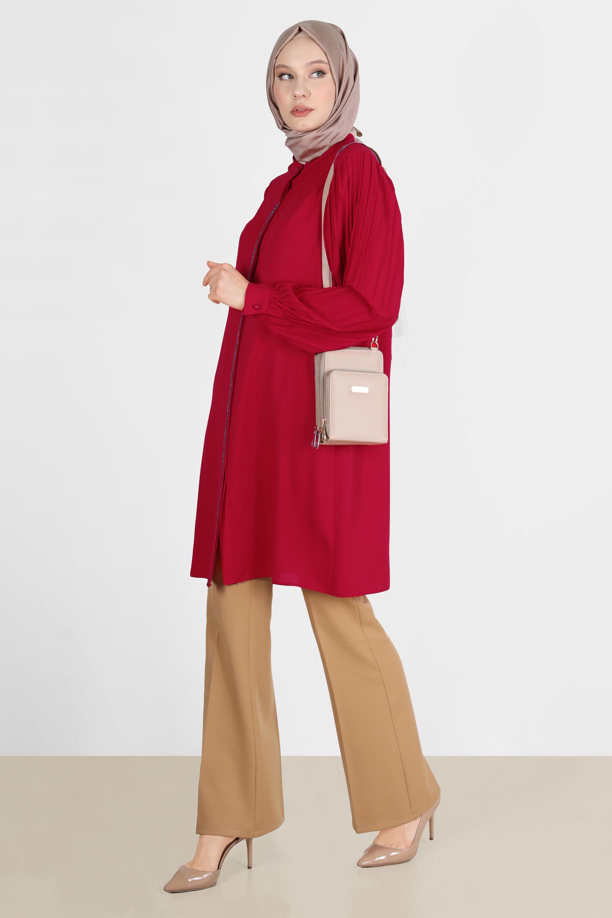 Tesettür giyim KIRMIZI PARLAK ŞERİT DETAYLI KOLLARI PİLELİ TUNİK 42521