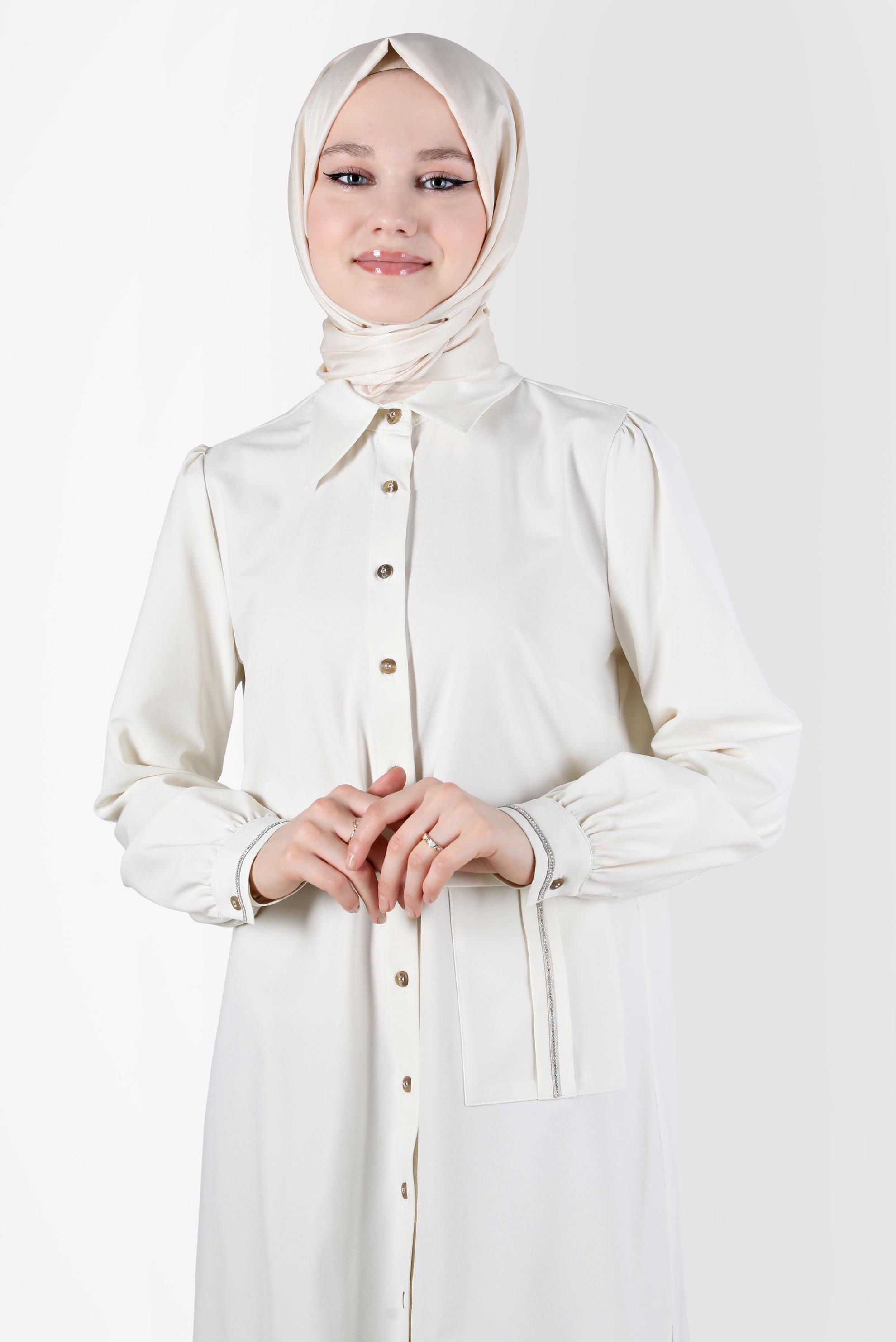 Tesettür giyim EKRU TAŞ DETAYLI BOYDAN DÜĞMELİ TUNİK 42528 