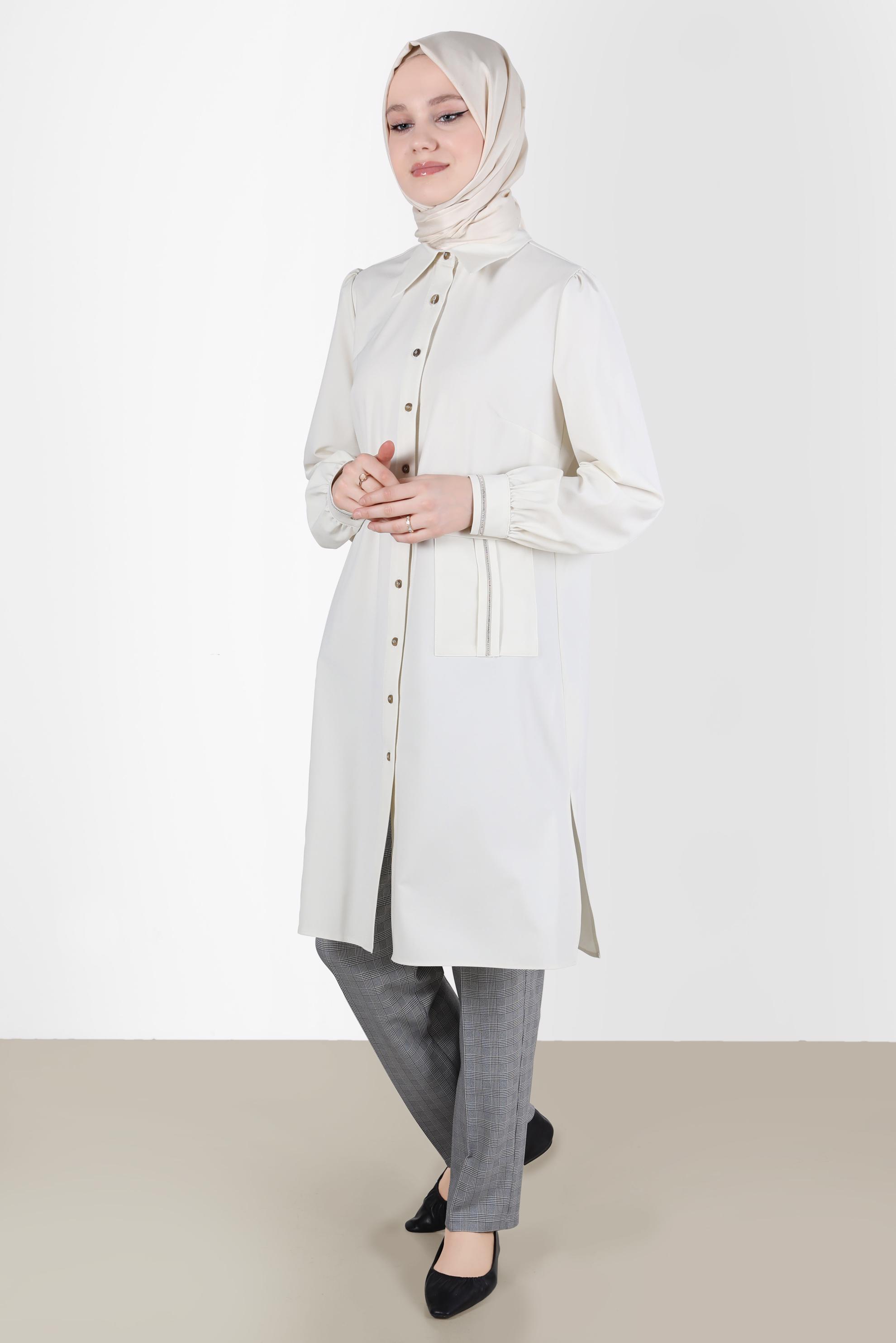 Tesettür giyim EKRU TAŞ DETAYLI BOYDAN DÜĞMELİ TUNİK 42528 