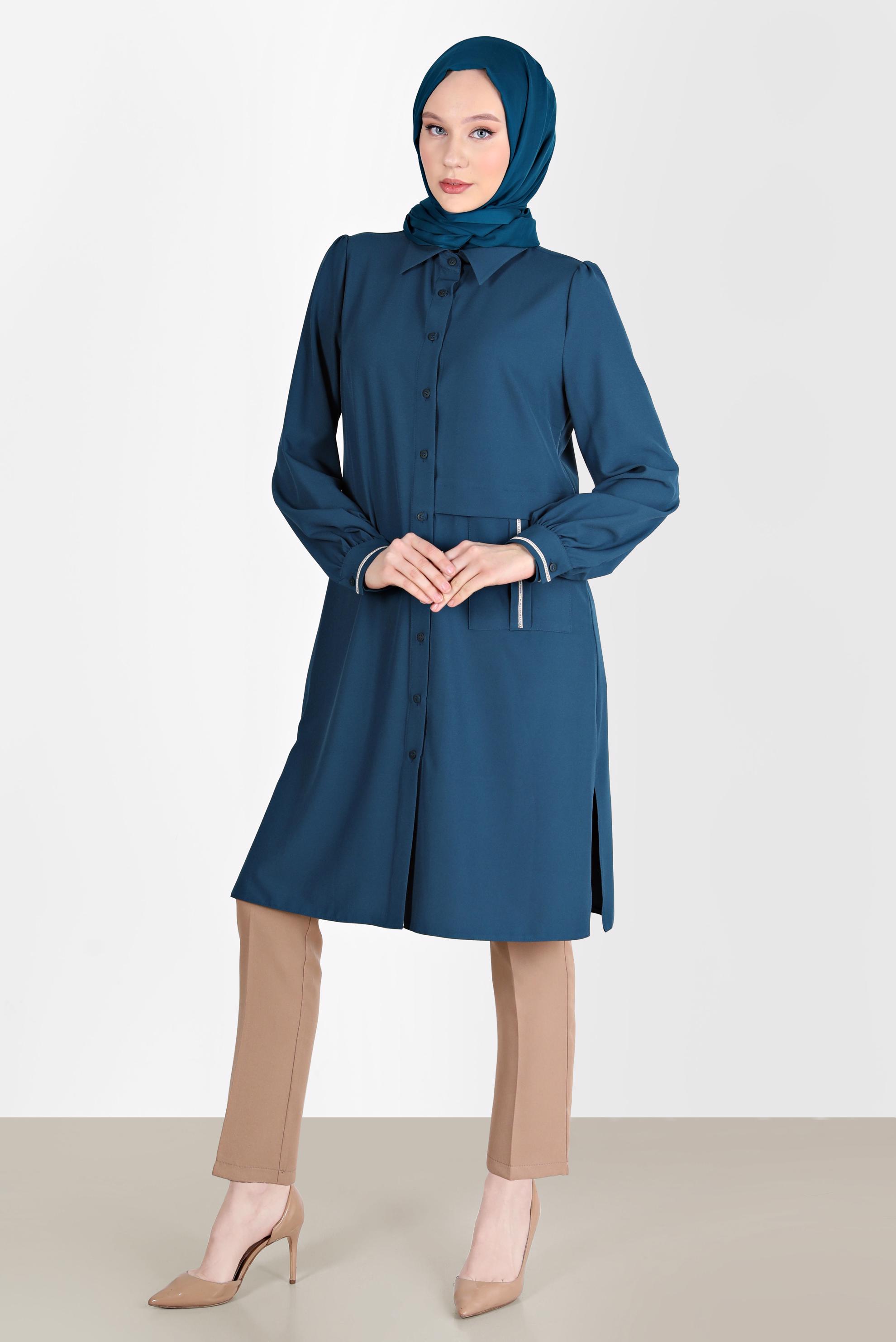 Tesettür giyim YEŞİL TAŞ DETAYLI BOYDAN DÜĞMELİ TUNİK 42528 