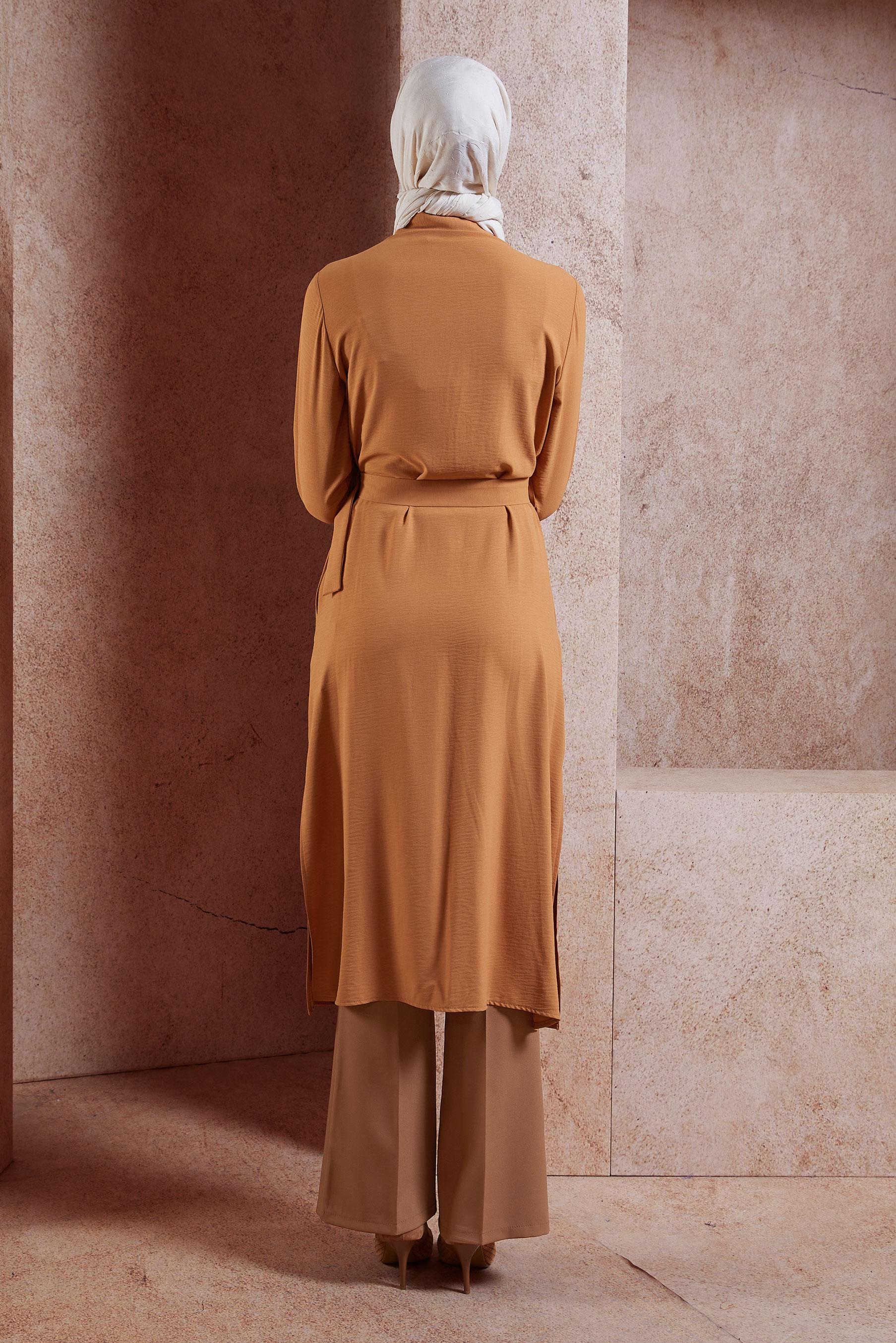 Tesettür giyim KAHVE BOYDAN DÜĞMELİ KUŞAKLI TUNİK 42536