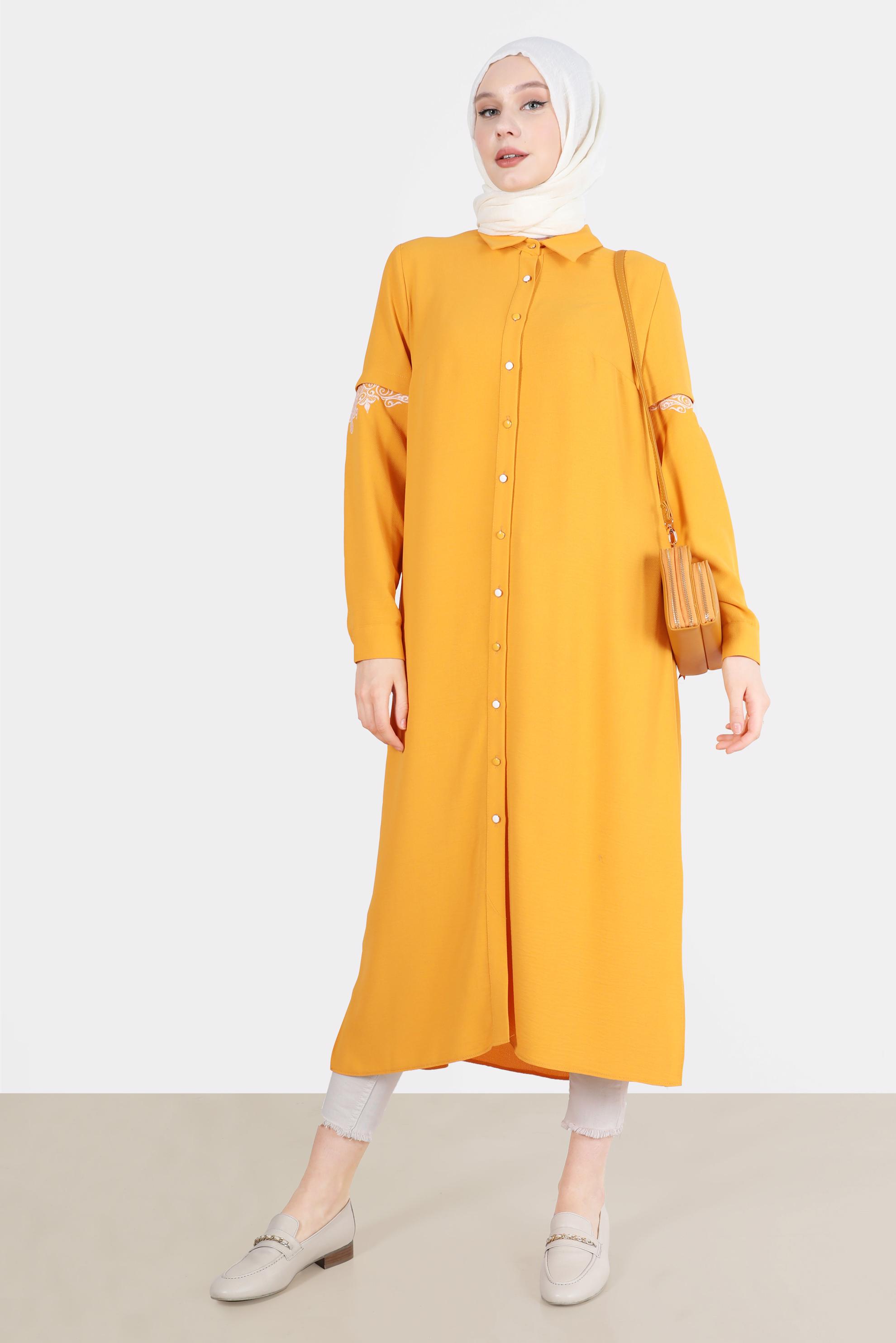 Tesettür giyim SARI NAKIŞ DETAYLI BOYDAN DÜĞMELİ TUNİK 42539 