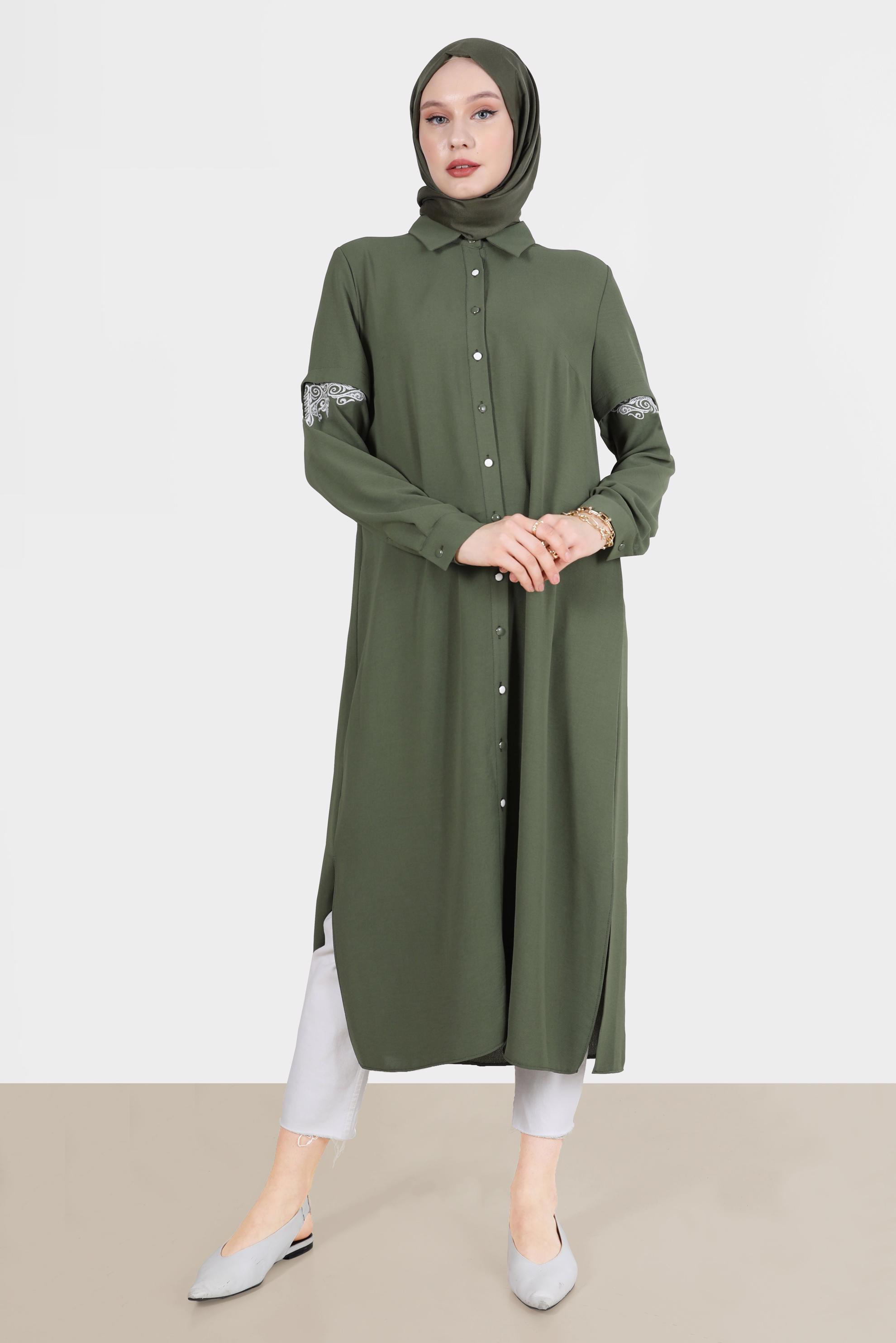 Tesettür giyim HAKİ NAKIŞ DETAYLI BOYDAN DÜĞMELİ TUNİK 42539 