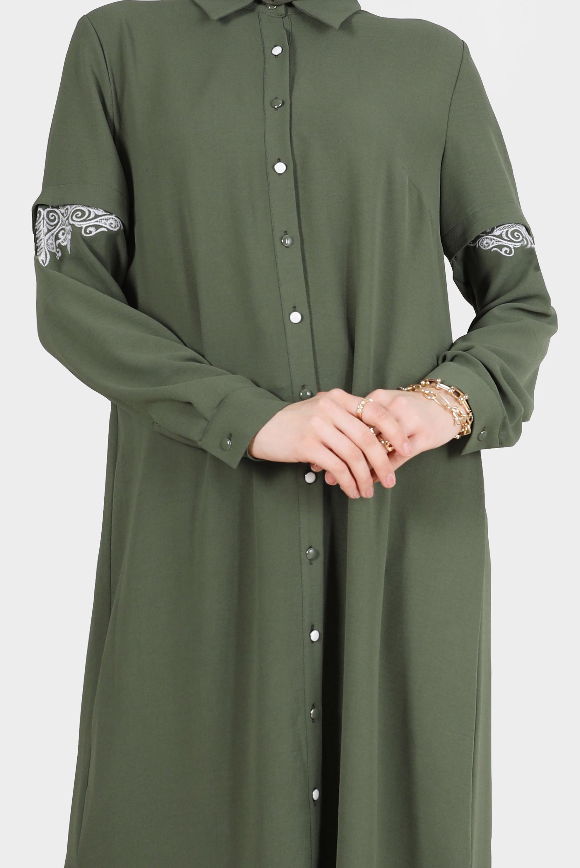 Tesettür giyim HAKİ NAKIŞ DETAYLI BOYDAN DÜĞMELİ TUNİK 42539 