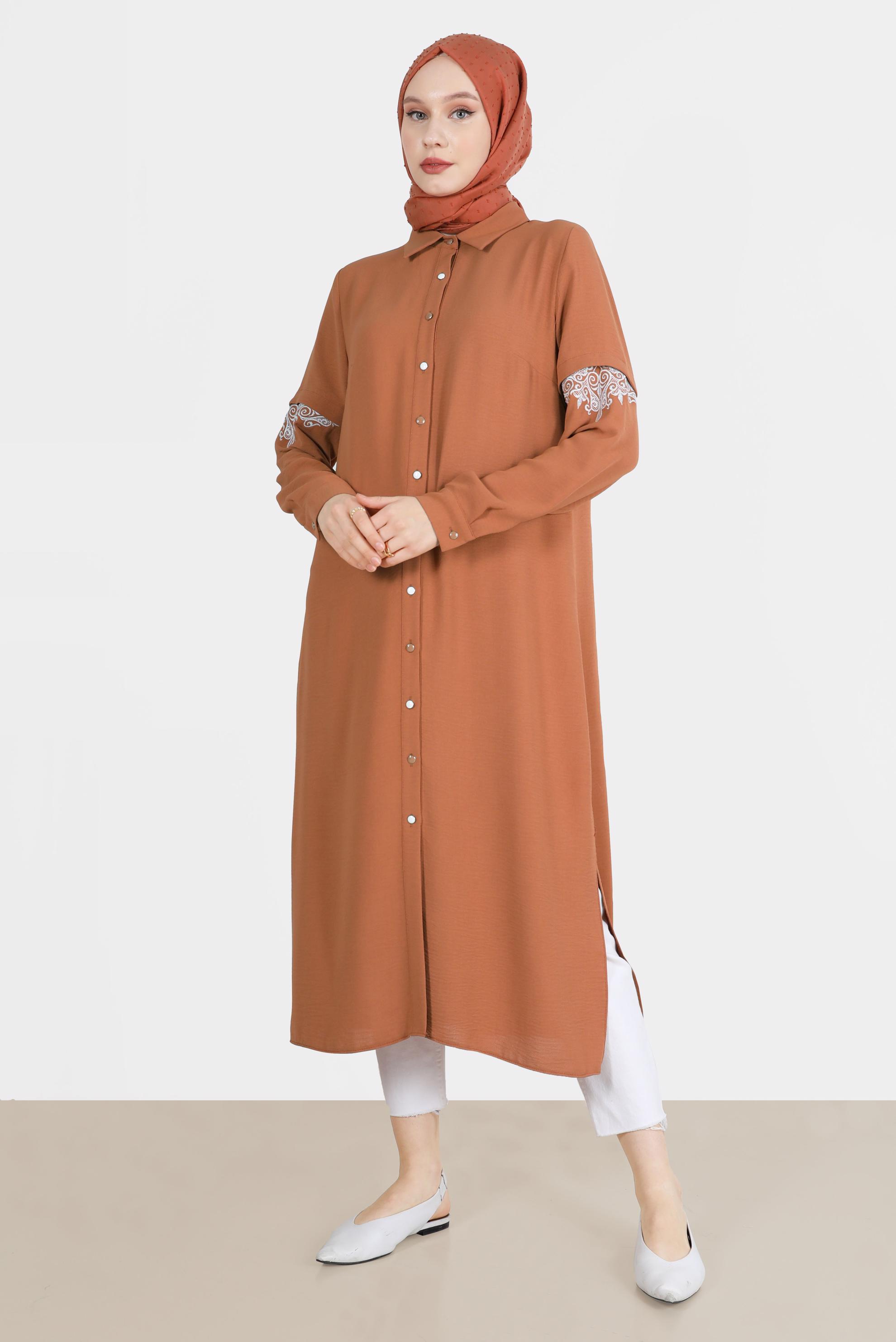 Tesettür giyim TABA NAKIŞ DETAYLI BOYDAN DÜĞMELİ TUNİK 42539 