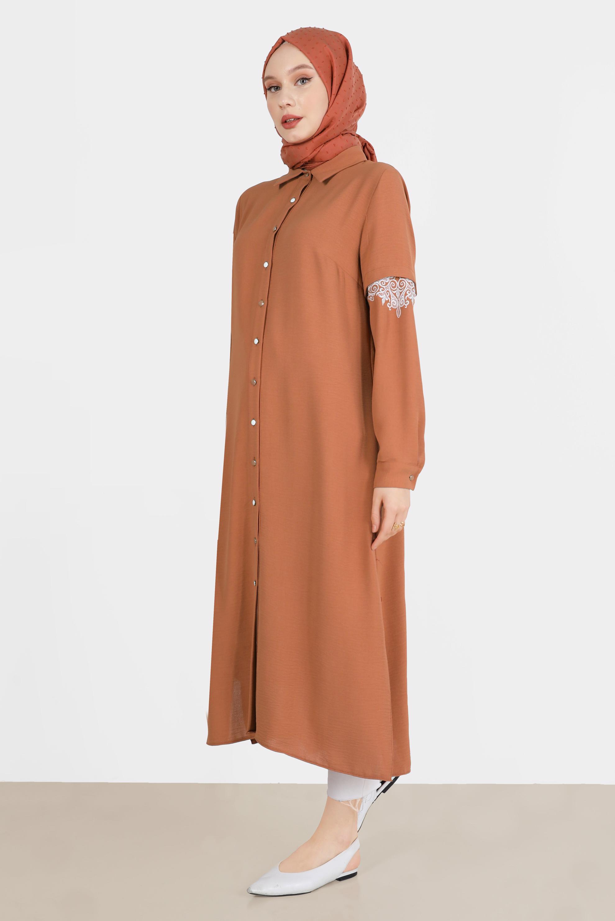 Tesettür giyim TABA NAKIŞ DETAYLI BOYDAN DÜĞMELİ TUNİK 42539 