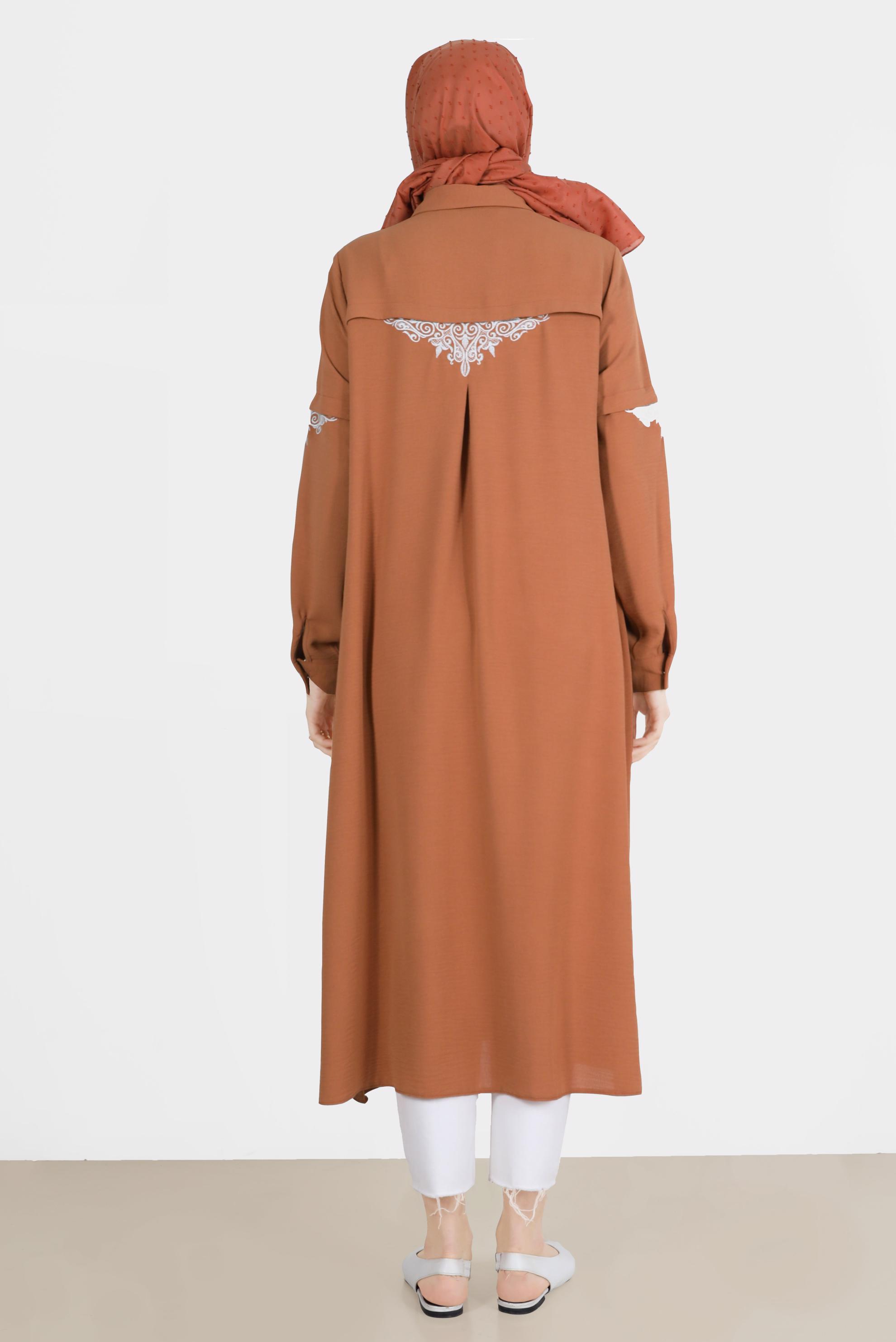 Tesettür giyim TABA NAKIŞ DETAYLI BOYDAN DÜĞMELİ TUNİK 42539 