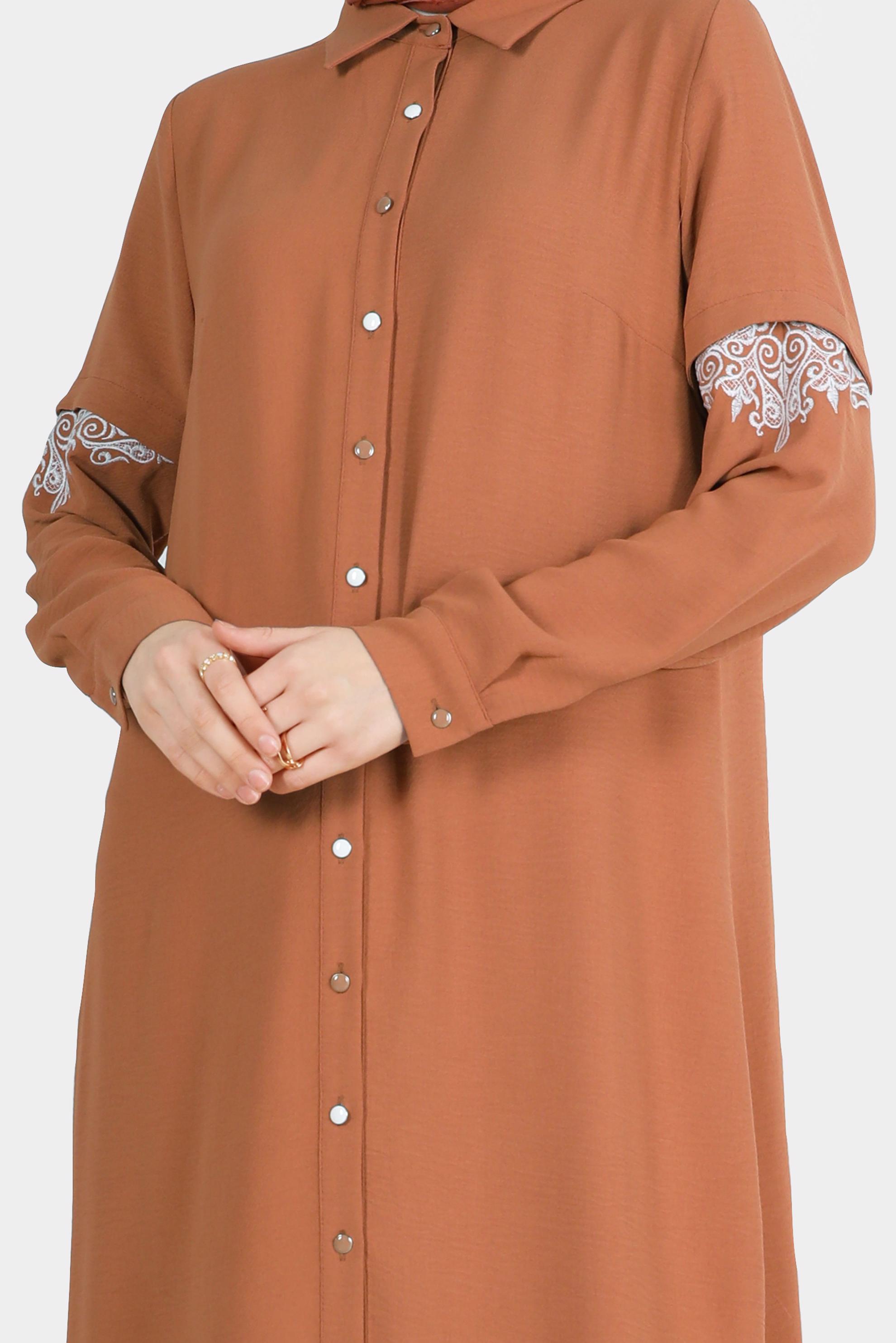 Tesettür giyim TABA NAKIŞ DETAYLI BOYDAN DÜĞMELİ TUNİK 42539 