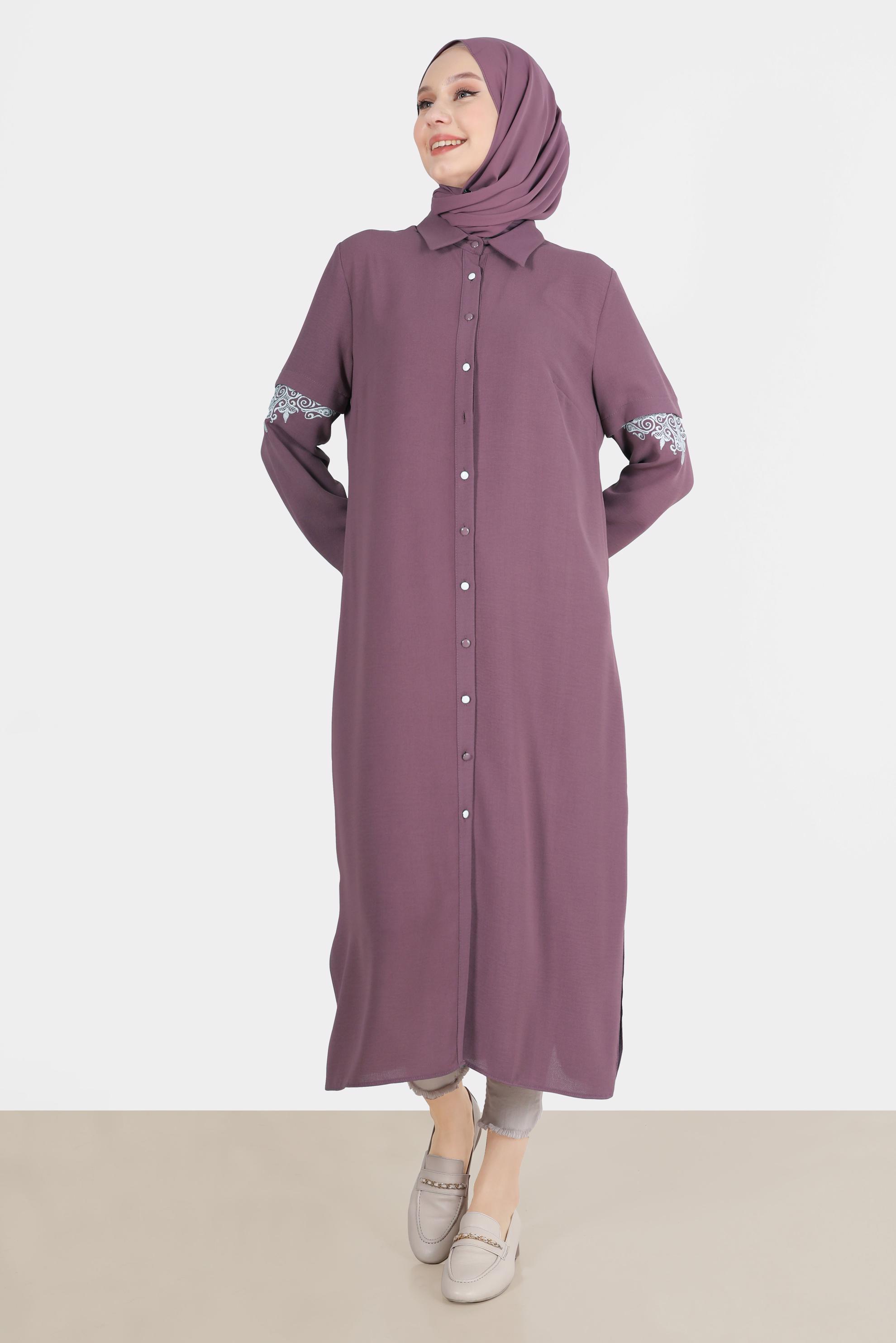Tesettür giyim MOR NAKIŞ DETAYLI BOYDAN DÜĞMELİ TUNİK 42539 