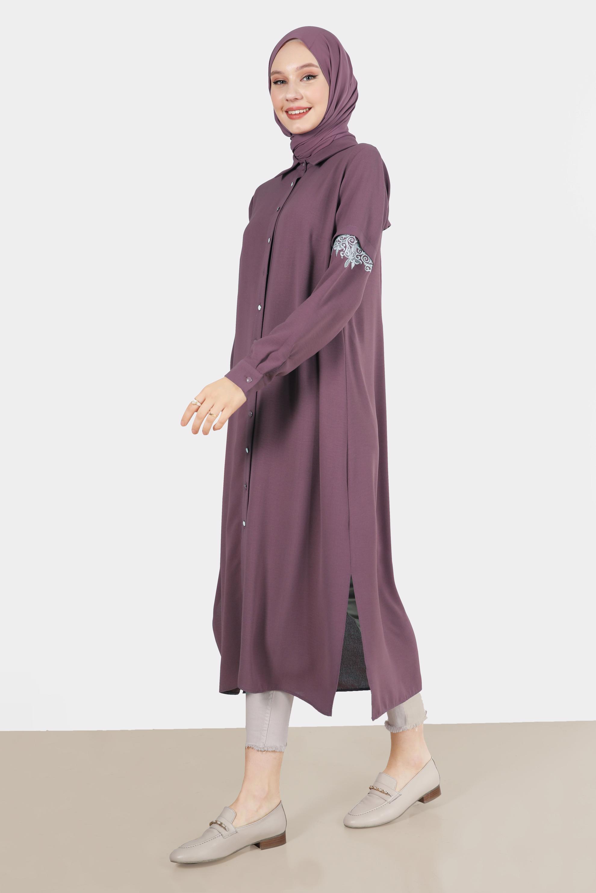 Tesettür giyim MOR NAKIŞ DETAYLI BOYDAN DÜĞMELİ TUNİK 42539 