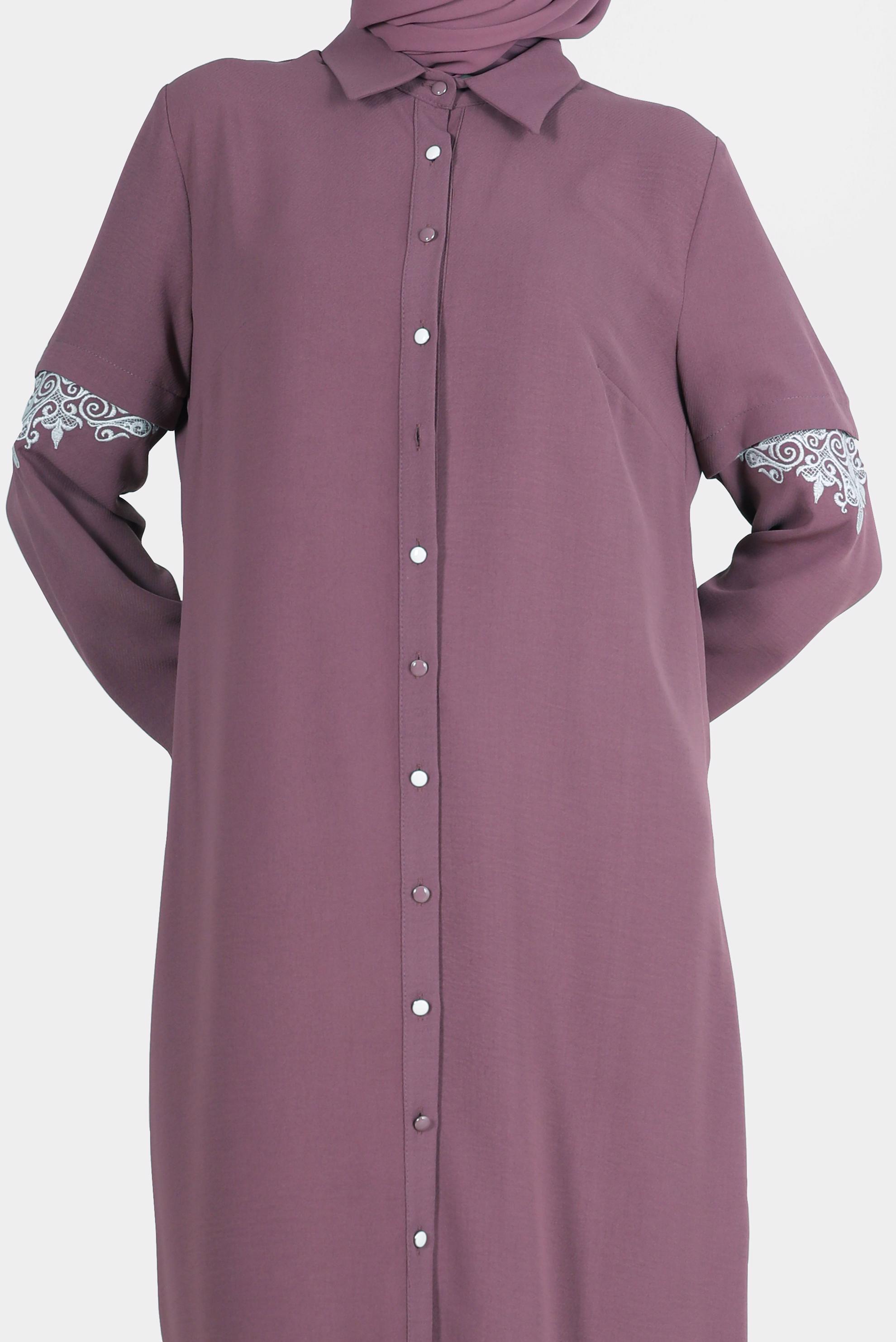 Tesettür giyim MOR NAKIŞ DETAYLI BOYDAN DÜĞMELİ TUNİK 42539 