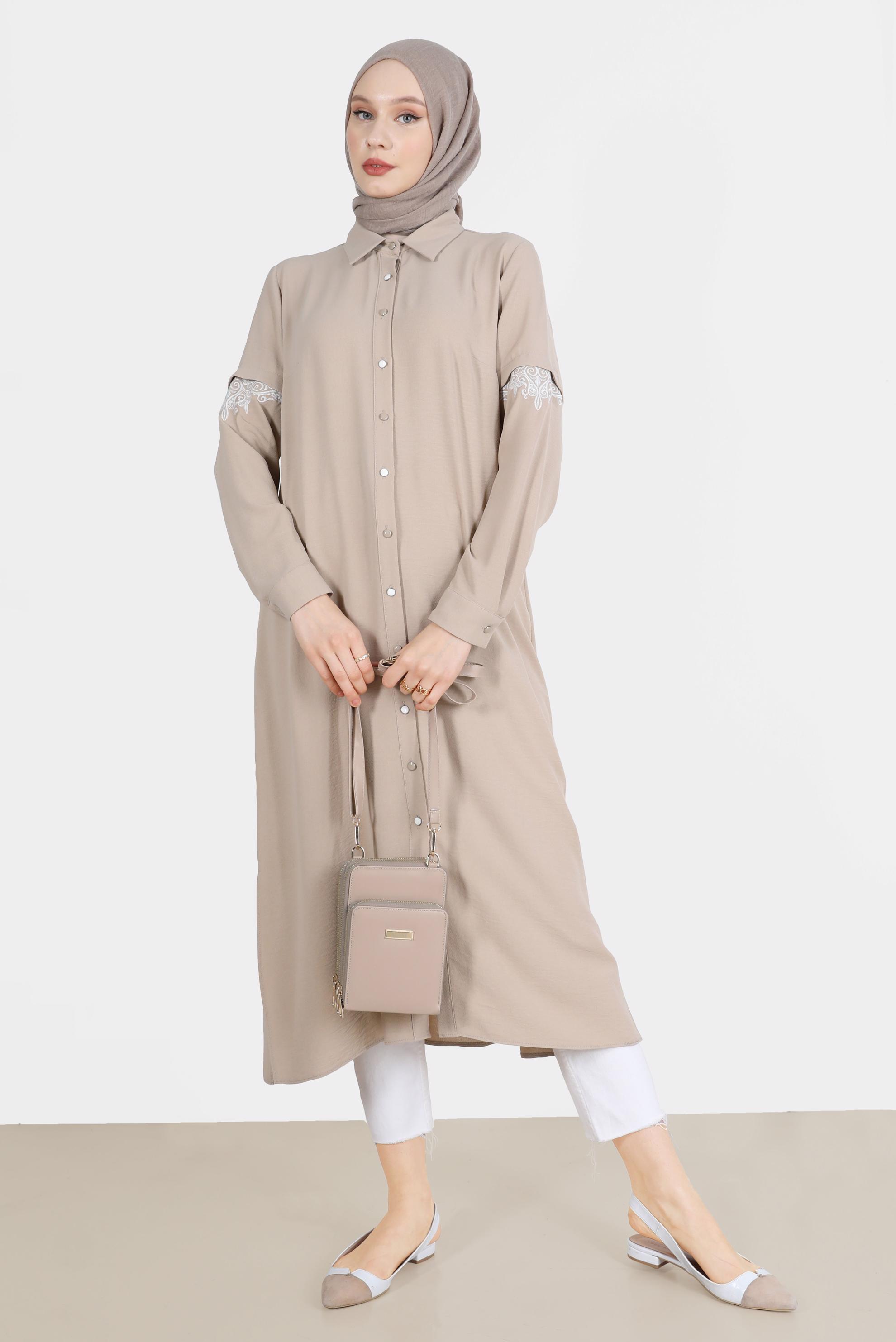 Tesettür giyim KUM NAKIŞ DETAYLI BOYDAN DÜĞMELİ TUNİK 42539 