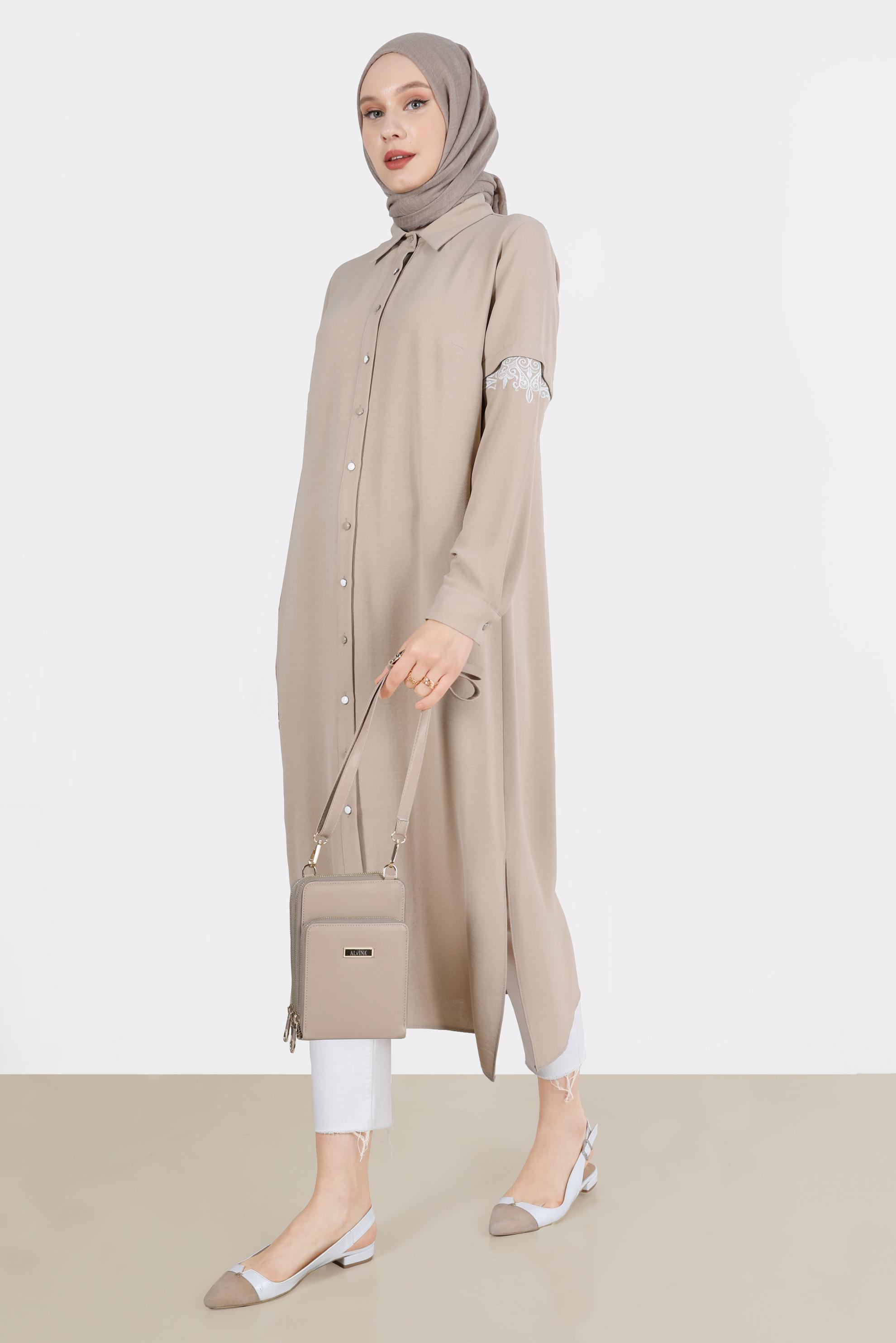 Tesettür giyim KUM NAKIŞ DETAYLI BOYDAN DÜĞMELİ TUNİK 42539 