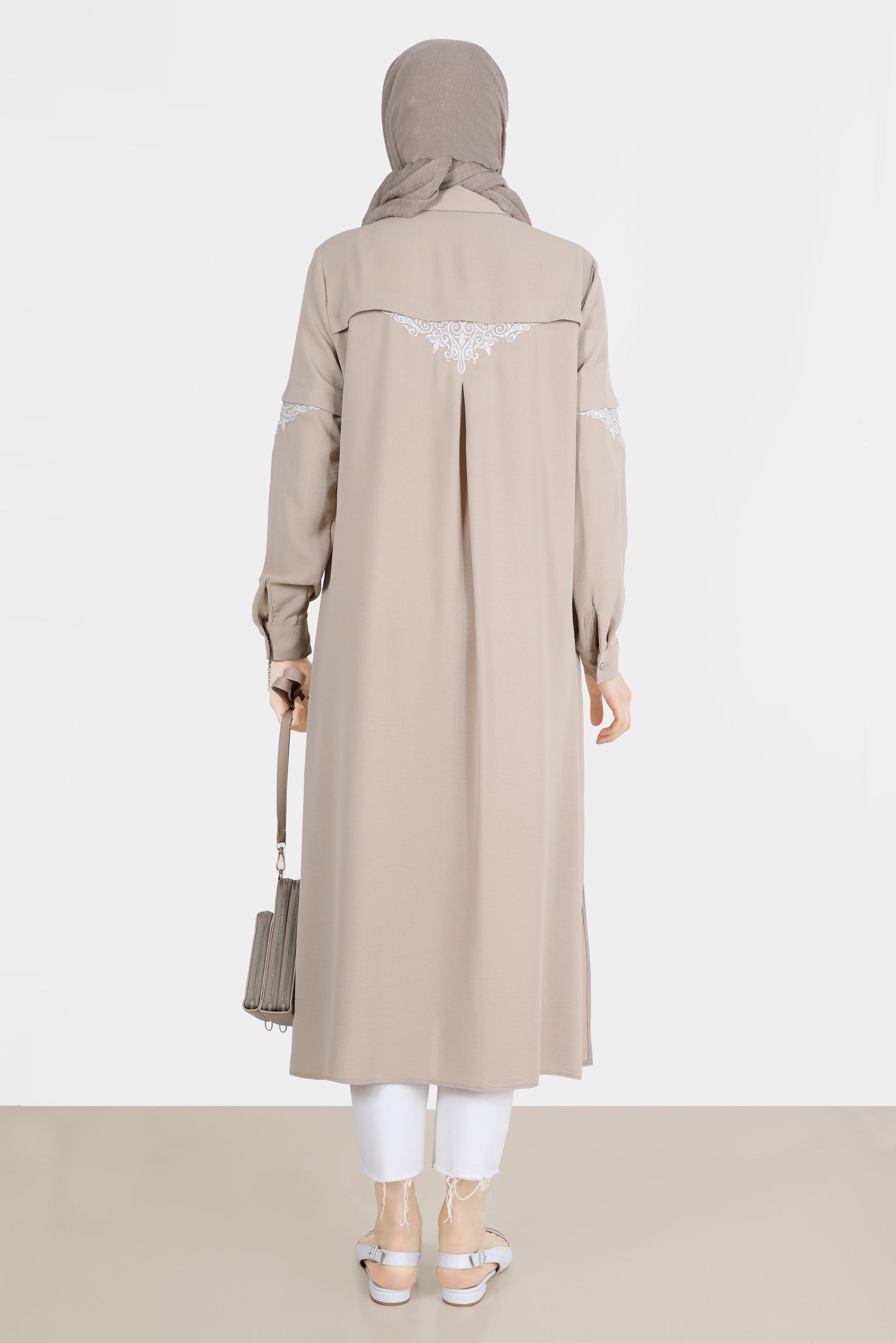 Tesettür giyim KUM NAKIŞ DETAYLI BOYDAN DÜĞMELİ TUNİK 42539 