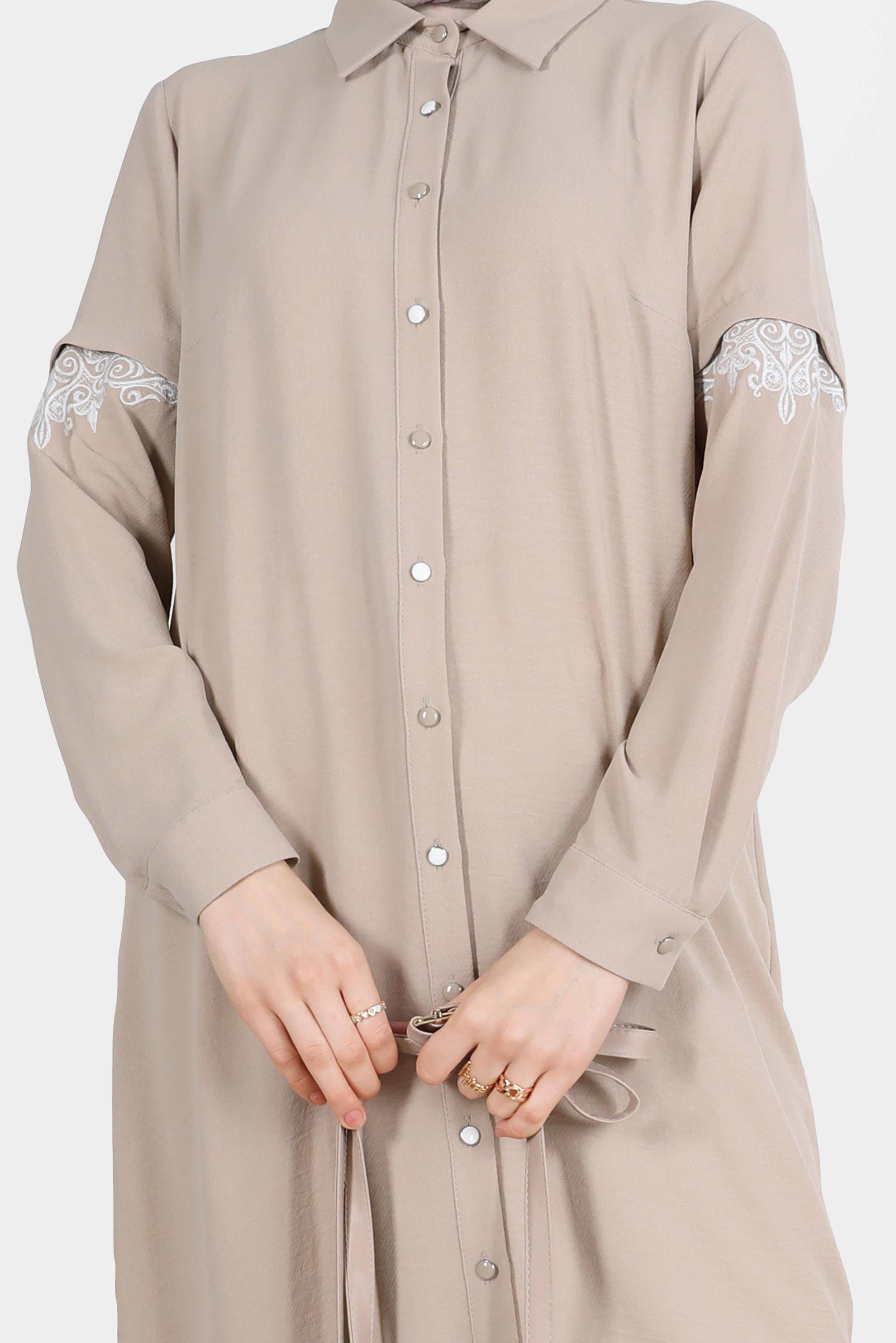 Tesettür giyim KUM NAKIŞ DETAYLI BOYDAN DÜĞMELİ TUNİK 42539 