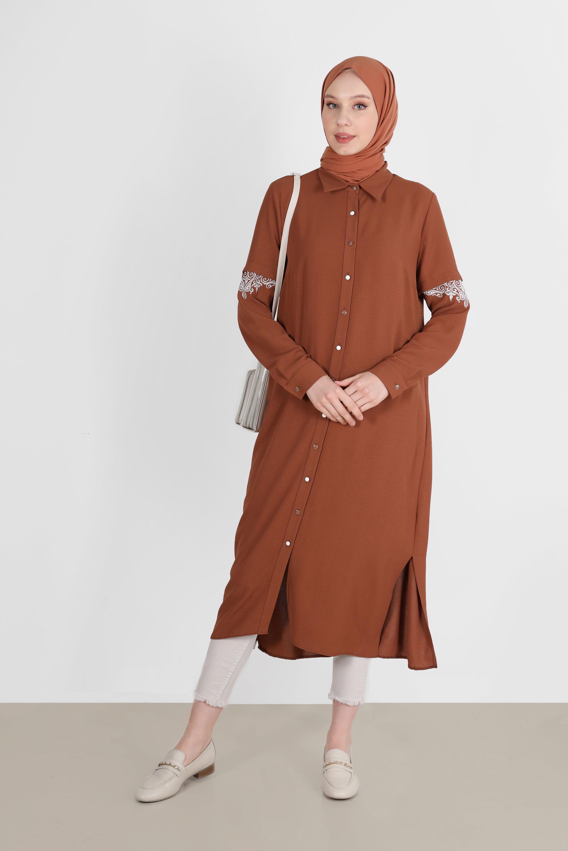 Tesettür giyim KAHVE NAKIŞ DETAYLI BOYDAN DÜĞMELİ TUNİK 42539 
