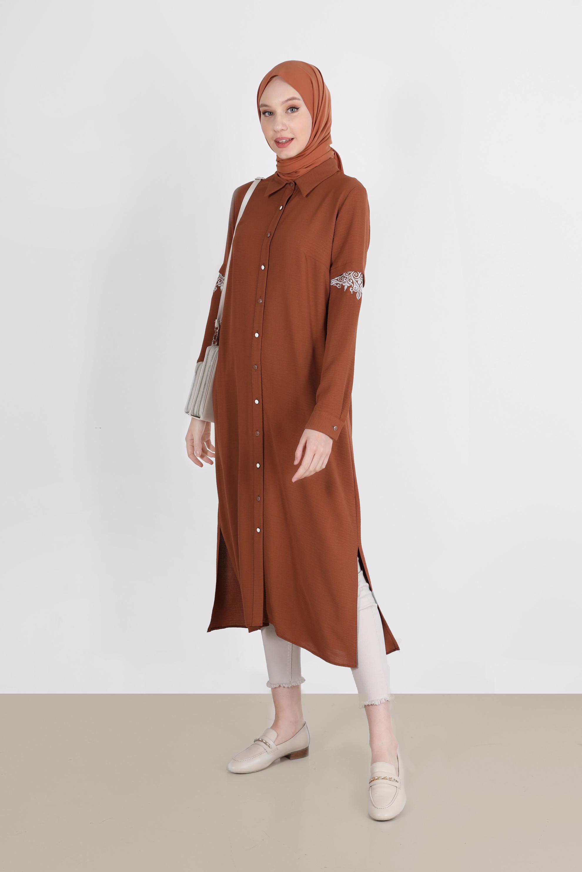 Tesettür giyim KAHVE NAKIŞ DETAYLI BOYDAN DÜĞMELİ TUNİK 42539 