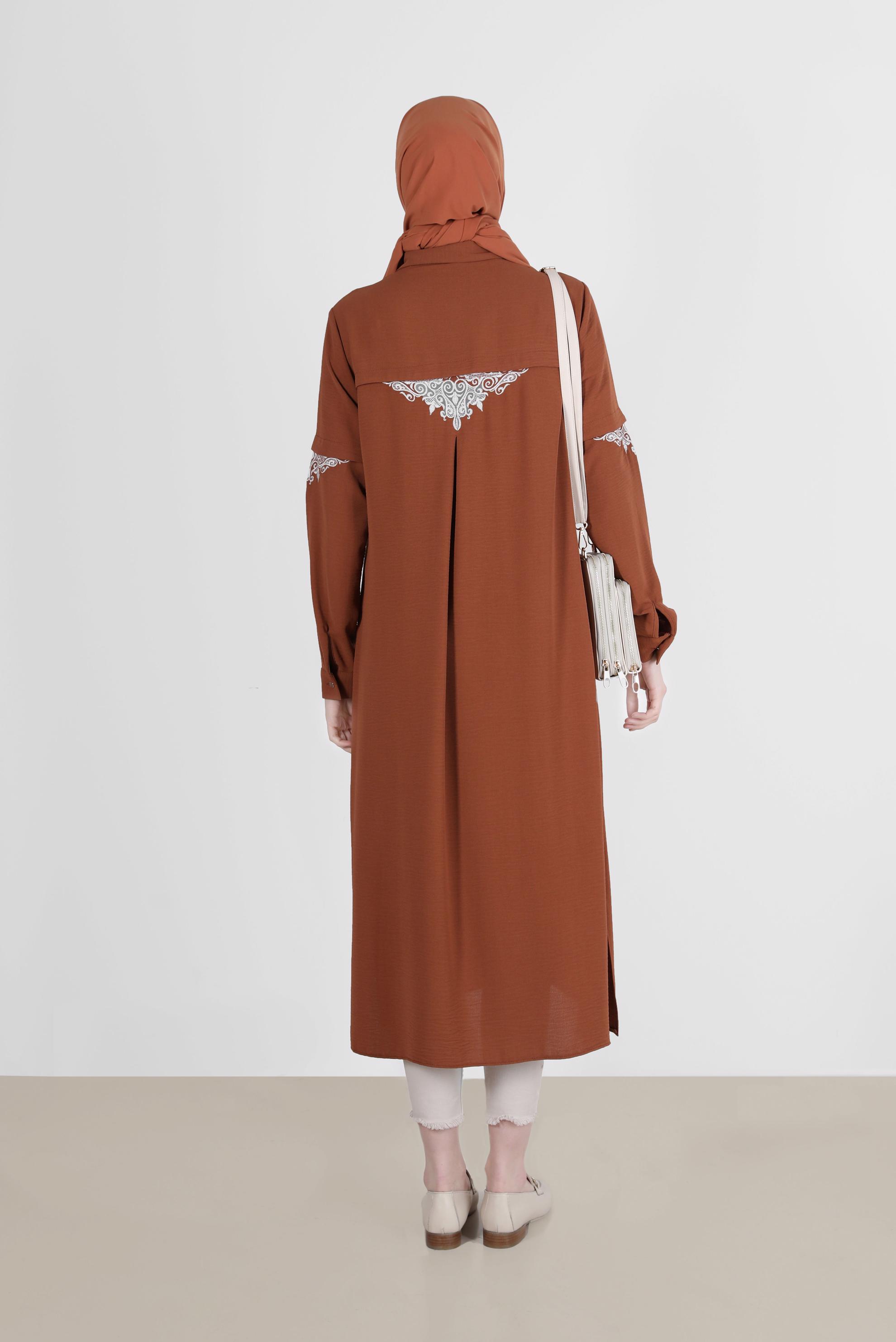 Tesettür giyim KAHVE NAKIŞ DETAYLI BOYDAN DÜĞMELİ TUNİK 42539 