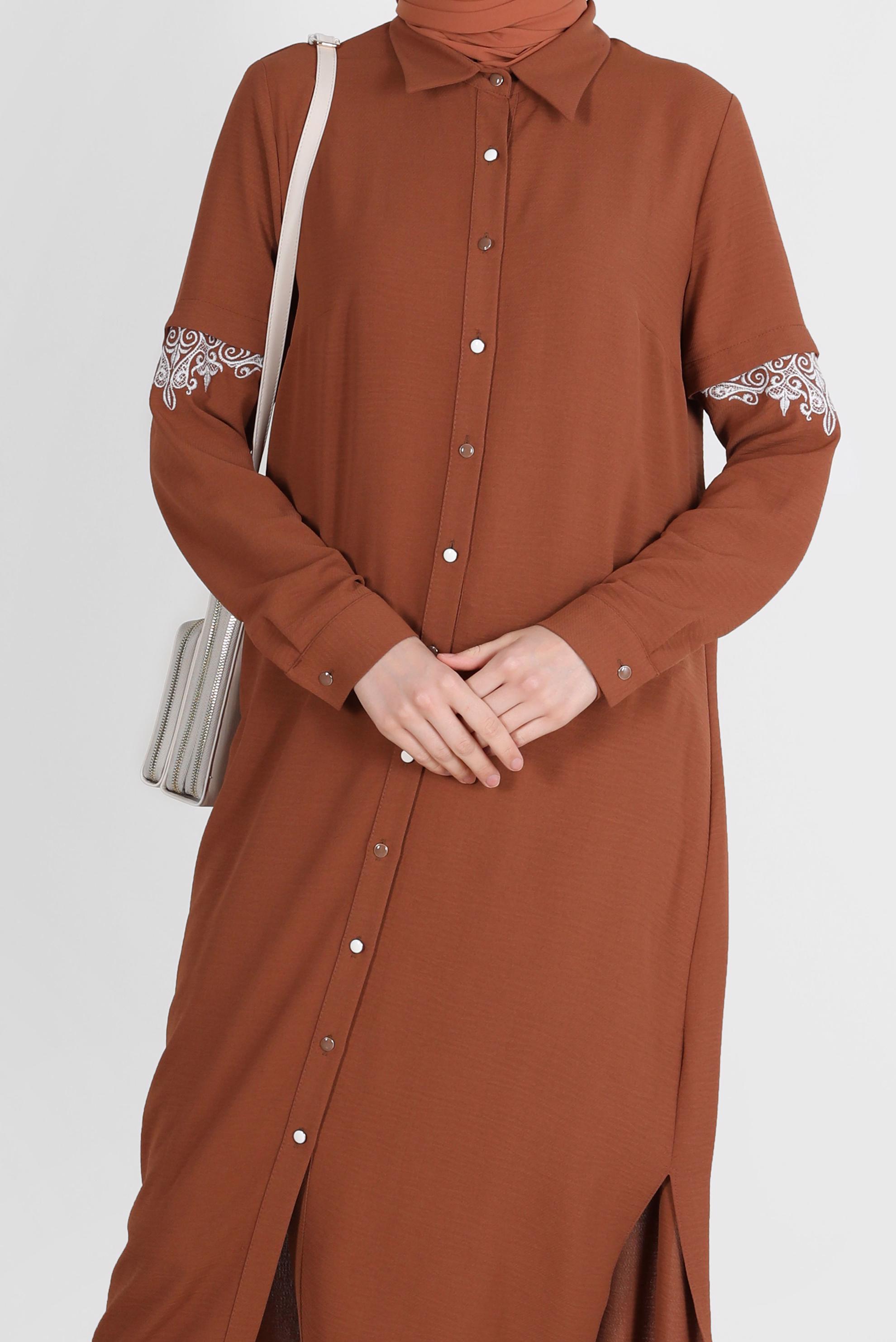 Tesettür giyim KAHVE NAKIŞ DETAYLI BOYDAN DÜĞMELİ TUNİK 42539 