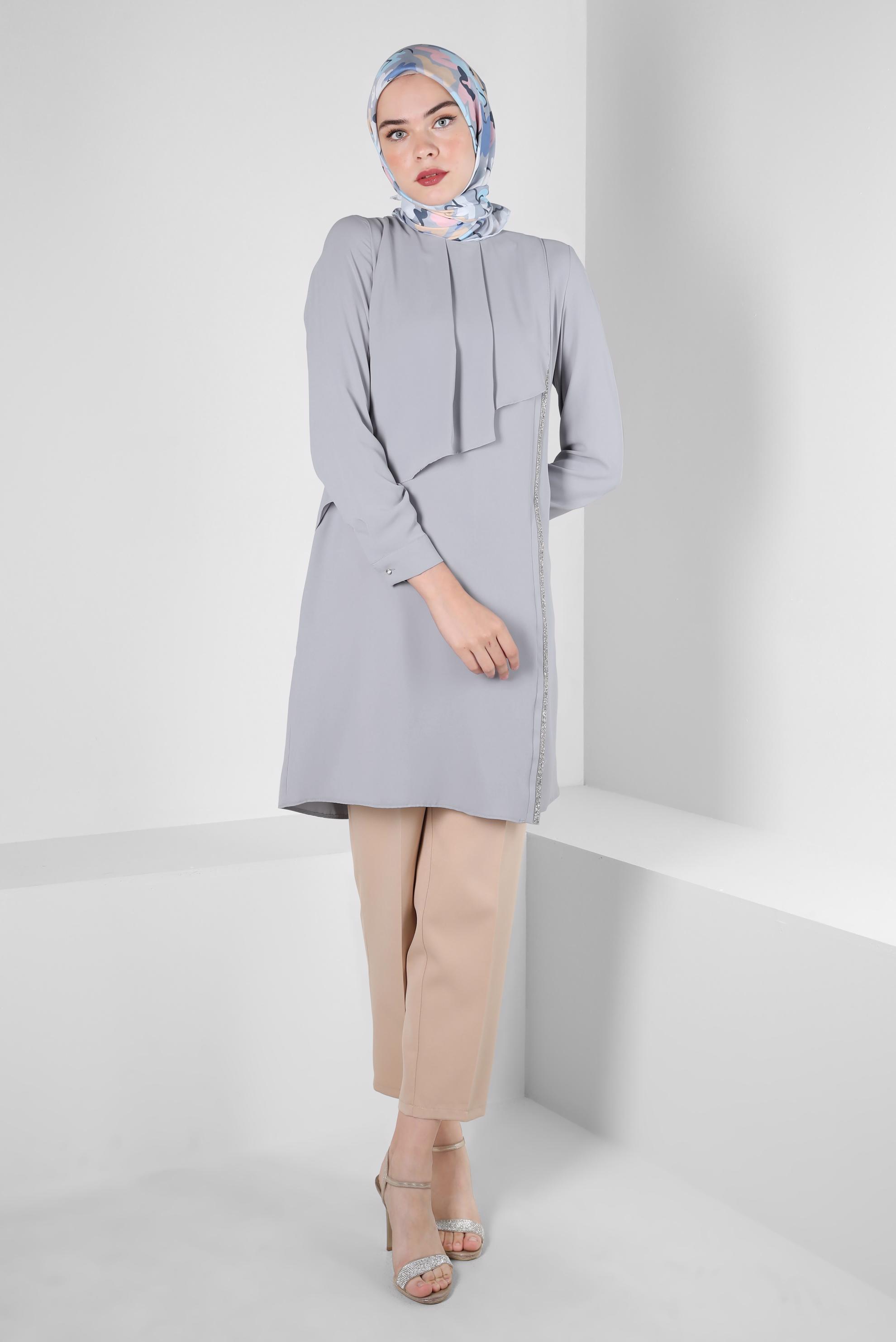 Tesettür giyim GRİ TAŞ ŞERİT DETAYLI VOLANLI TUNİK 42545 