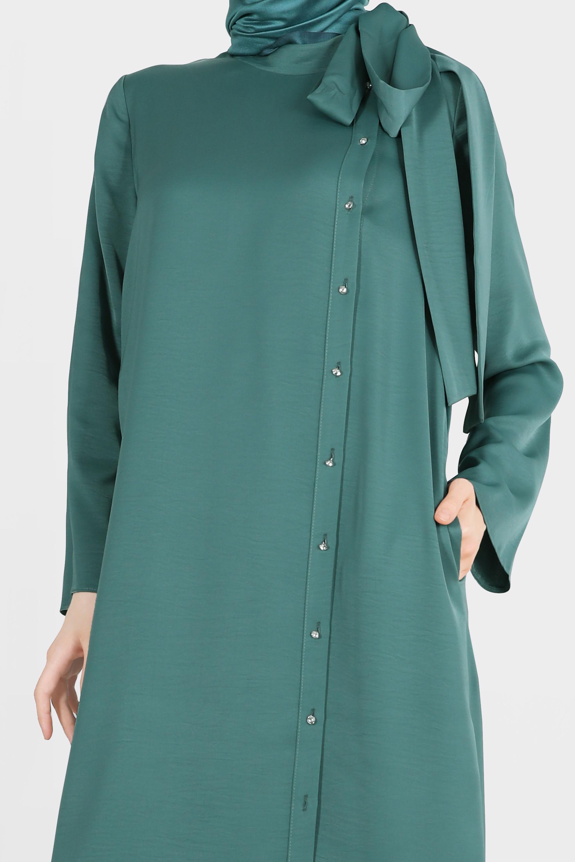Tesettür giyim YEŞİL BAĞLAMA DETAYLI TAŞLI DÜĞMELİ SATEN TUNİK 42546 