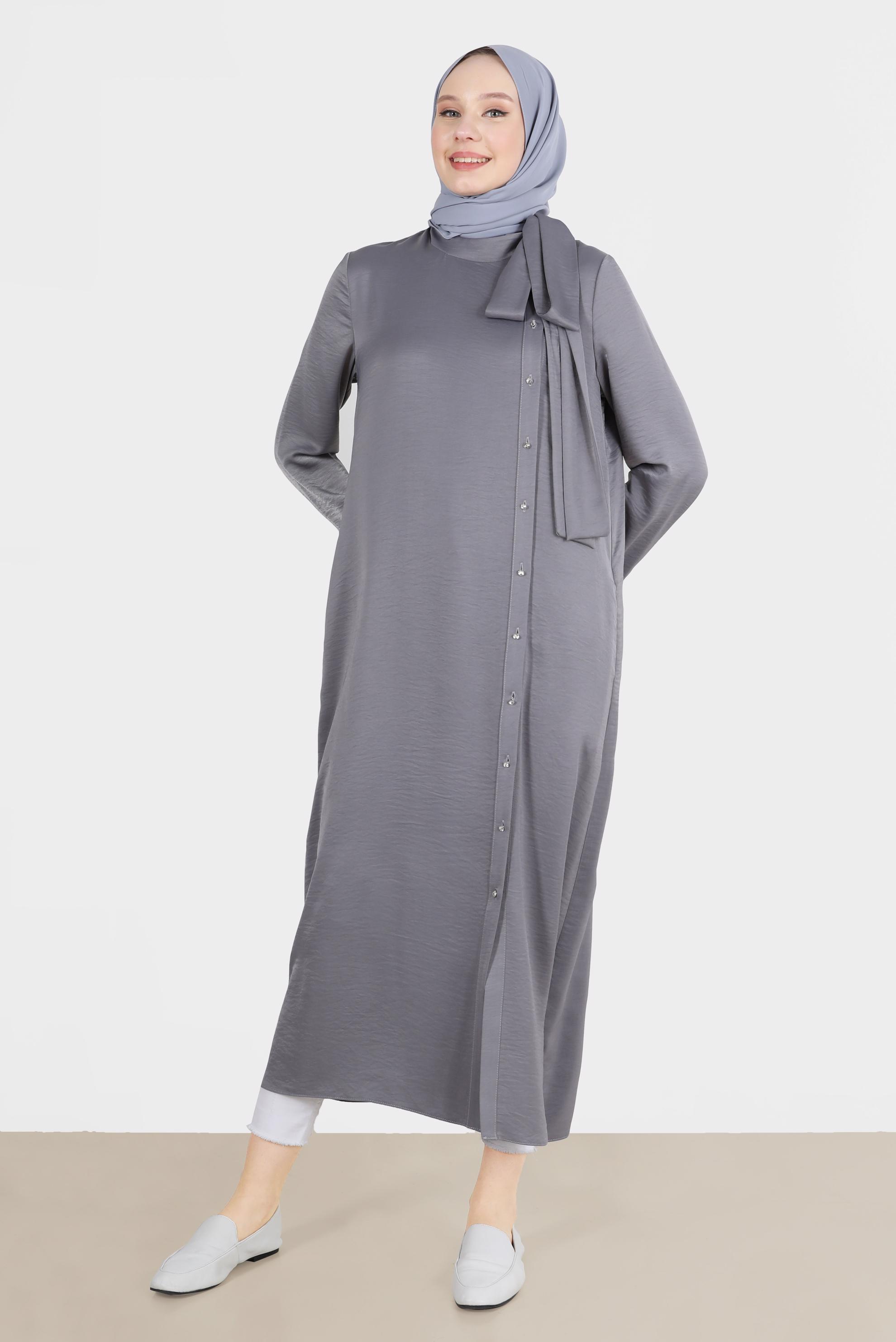 Tesettür giyim GRİ BAĞLAMA DETAYLI TAŞLI DÜĞMELİ SATEN TUNİK 42546 
