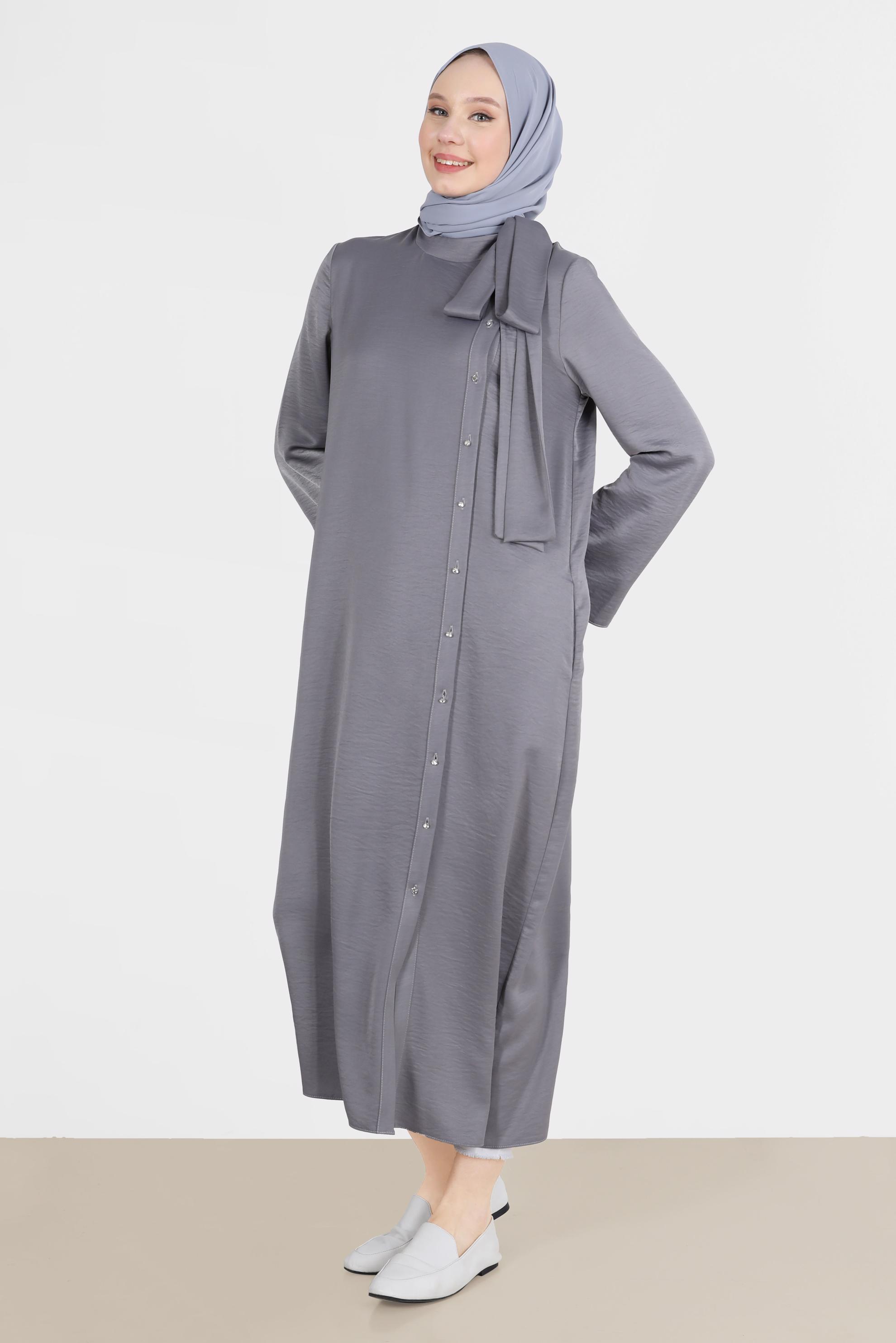 Tesettür giyim GRİ BAĞLAMA DETAYLI TAŞLI DÜĞMELİ SATEN TUNİK 42546 