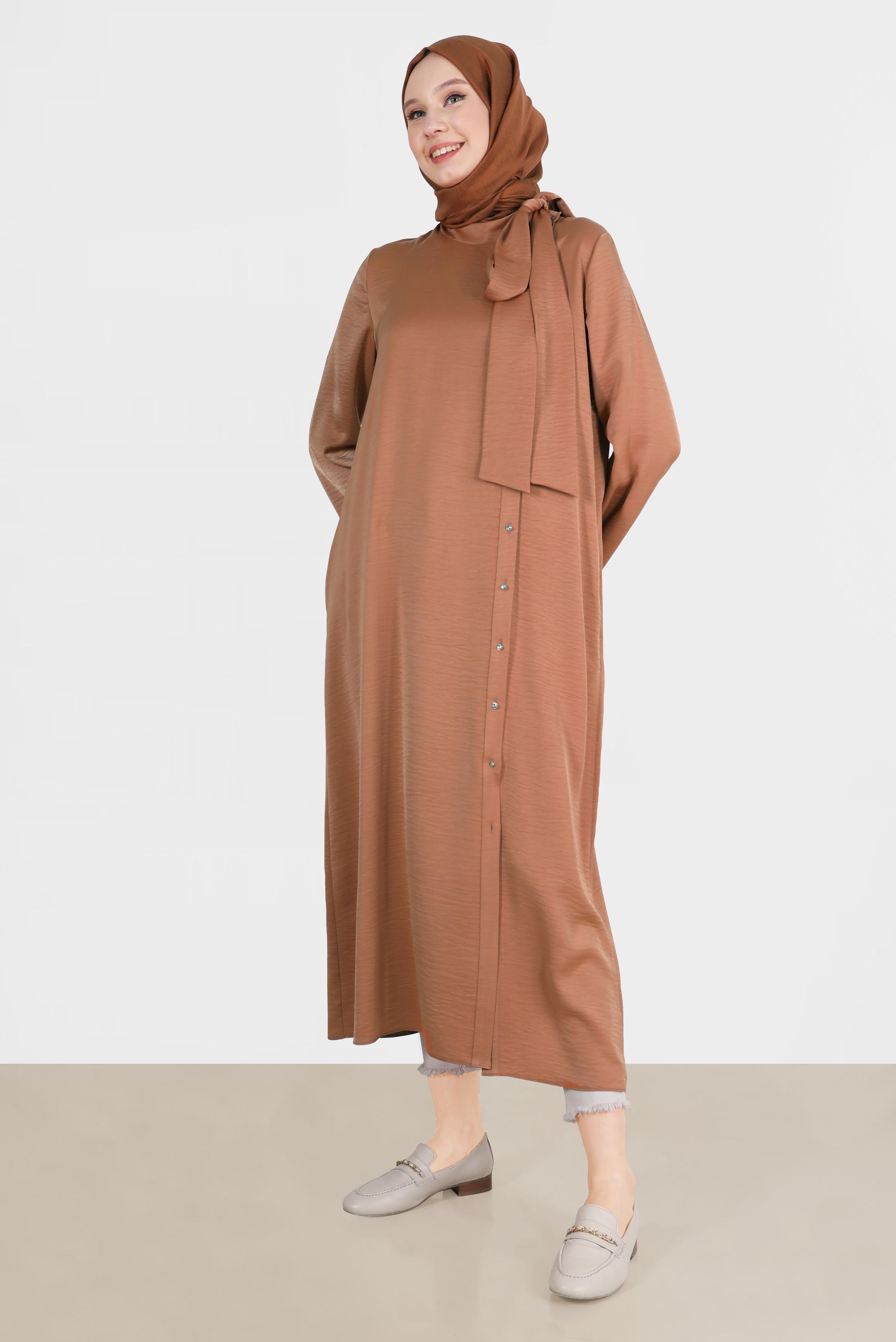 Tesettür giyim TURUNCU BAĞLAMA DETAYLI TAŞLI DÜĞMELİ SATEN TUNİK 42546 