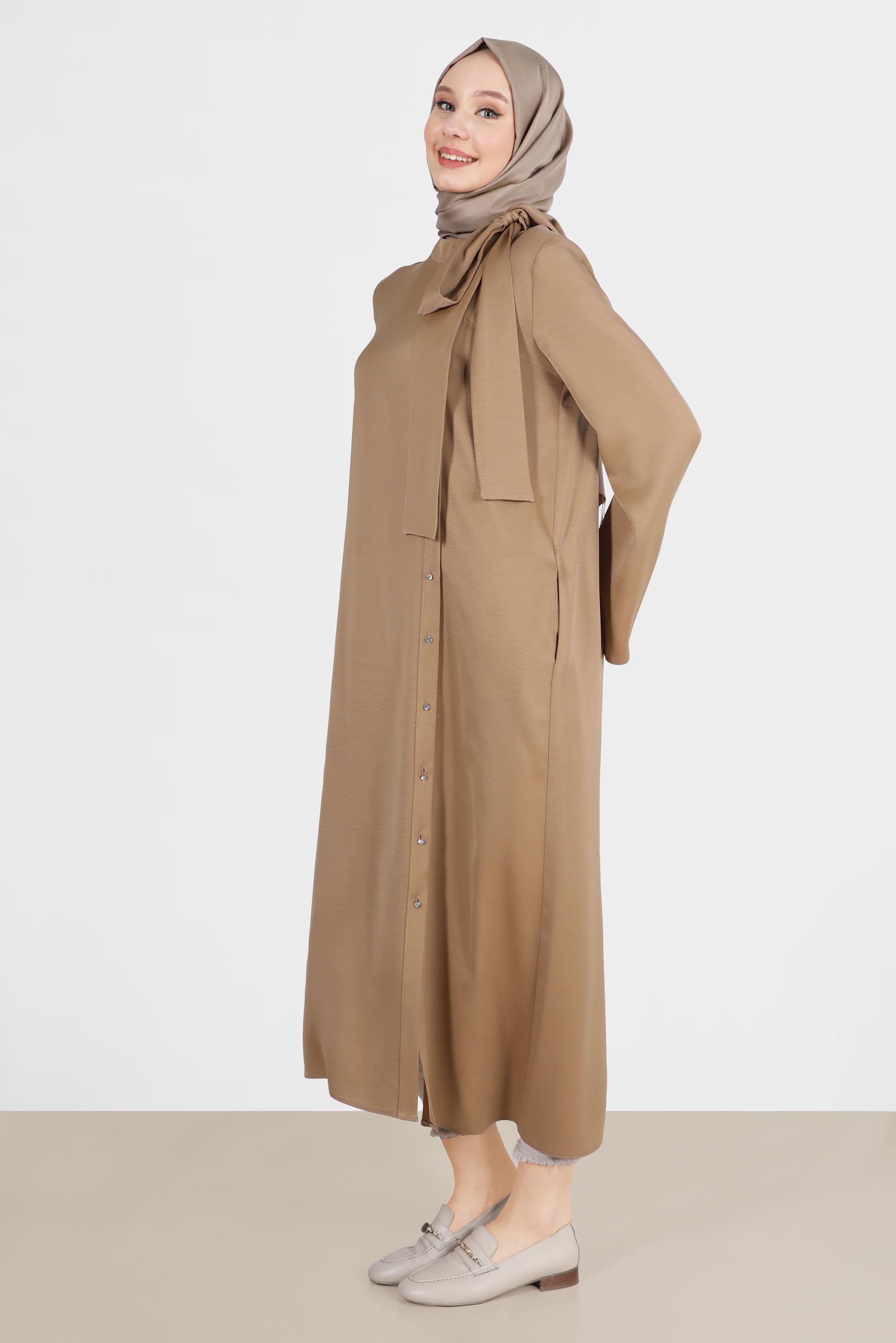 Tesettür giyim KAHVE BAĞLAMA DETAYLI TAŞLI DÜĞMELİ SATEN TUNİK 42546 