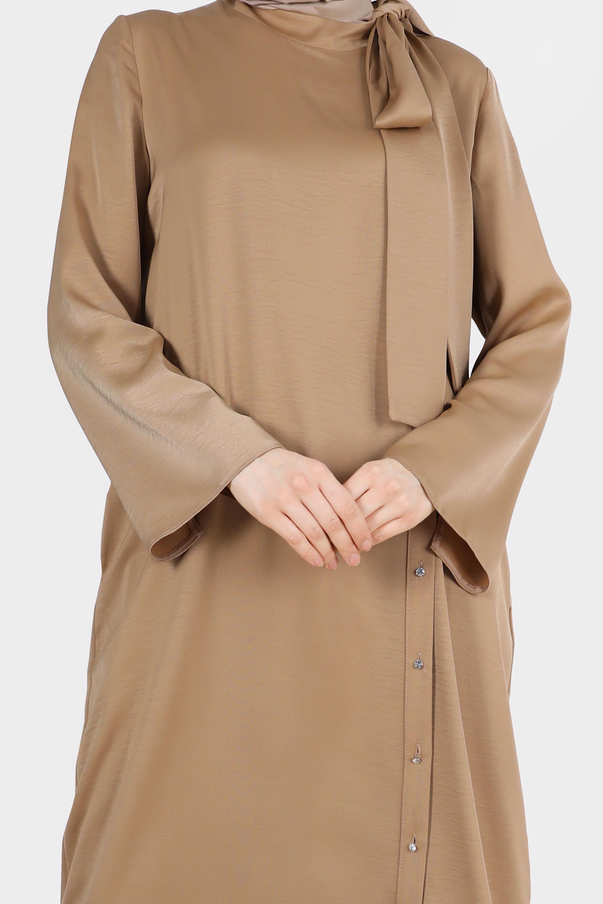 Tesettür giyim KAHVE BAĞLAMA DETAYLI TAŞLI DÜĞMELİ SATEN TUNİK 42546 