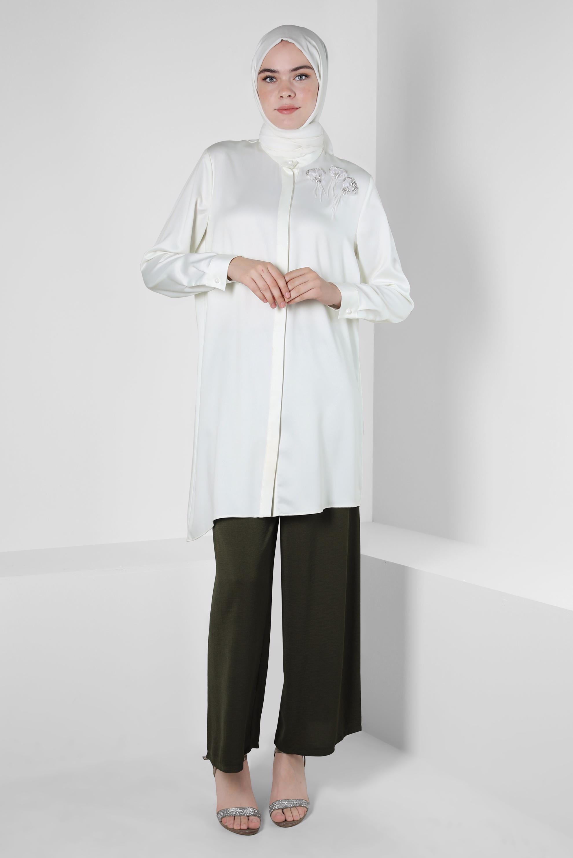 Tesettür giyim BEYAZ İŞLEME DETAYLI ASİMETRİK KESİM TUNİK 42564 