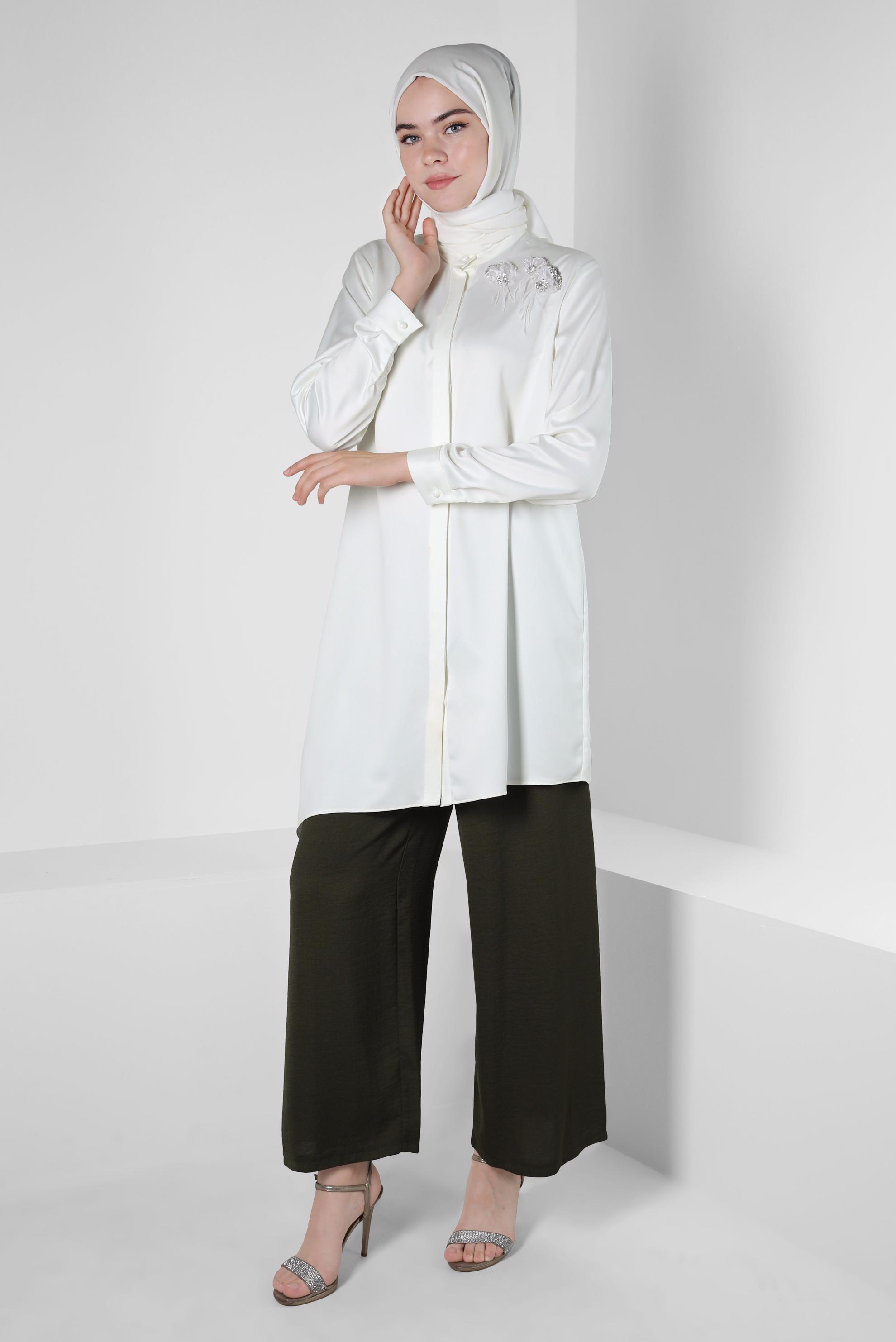 Tesettür giyim BEYAZ İŞLEME DETAYLI ASİMETRİK KESİM TUNİK 42564 