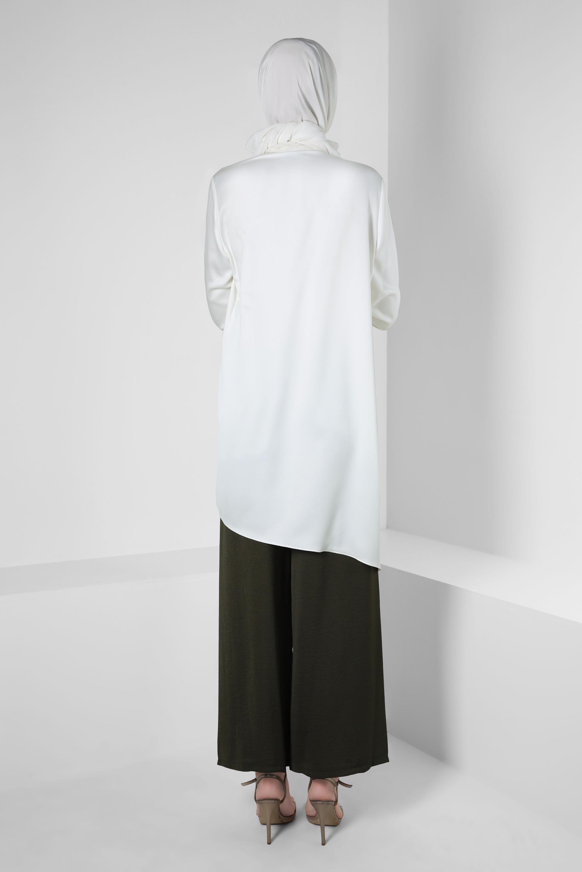 Tesettür giyim BEYAZ İŞLEME DETAYLI ASİMETRİK KESİM TUNİK 42564 