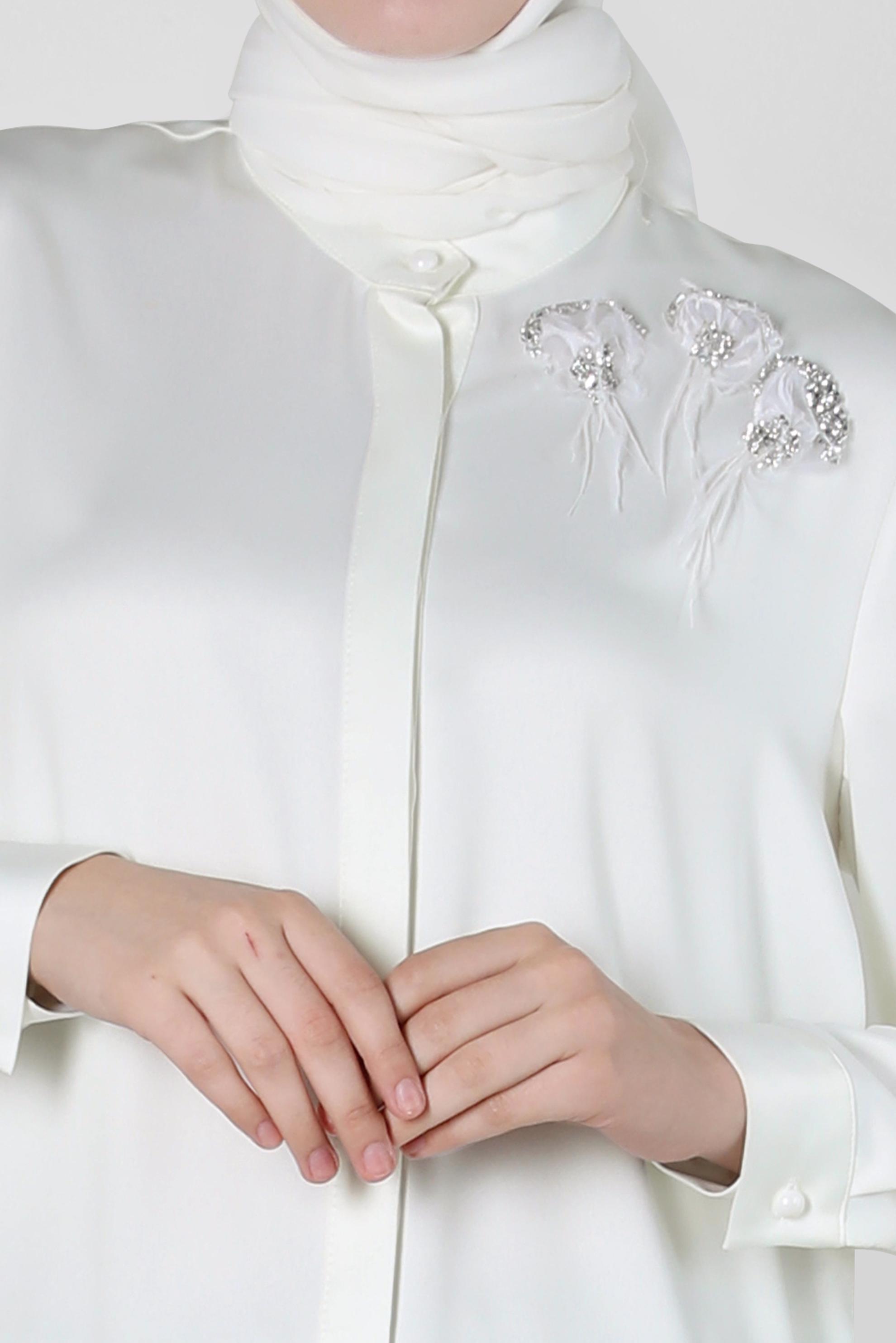 Tesettür giyim BEYAZ İŞLEME DETAYLI ASİMETRİK KESİM TUNİK 42564 