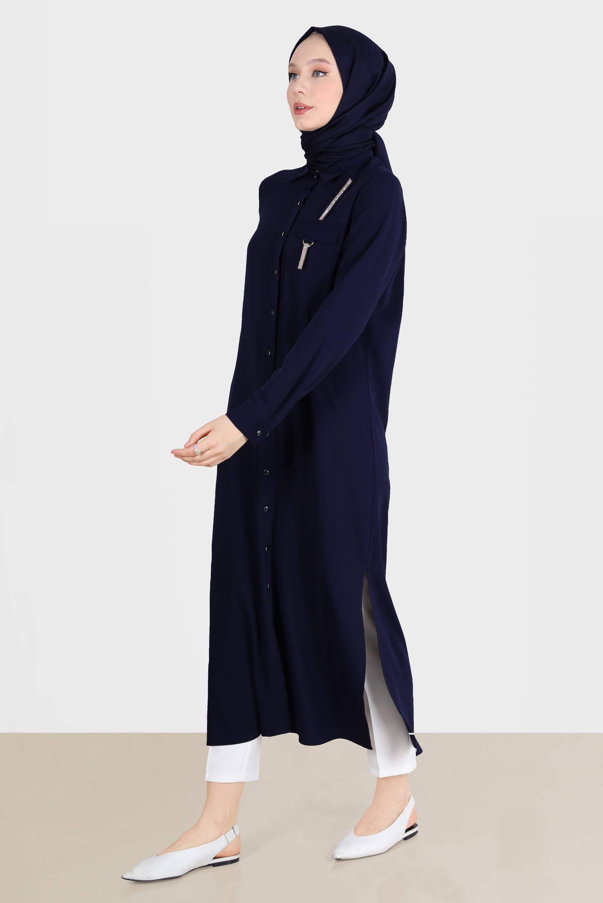 Tesettür giyim LACİVERT PARLAK ŞERİT DETAYLI DÜĞMELİ TUNİK 42576 