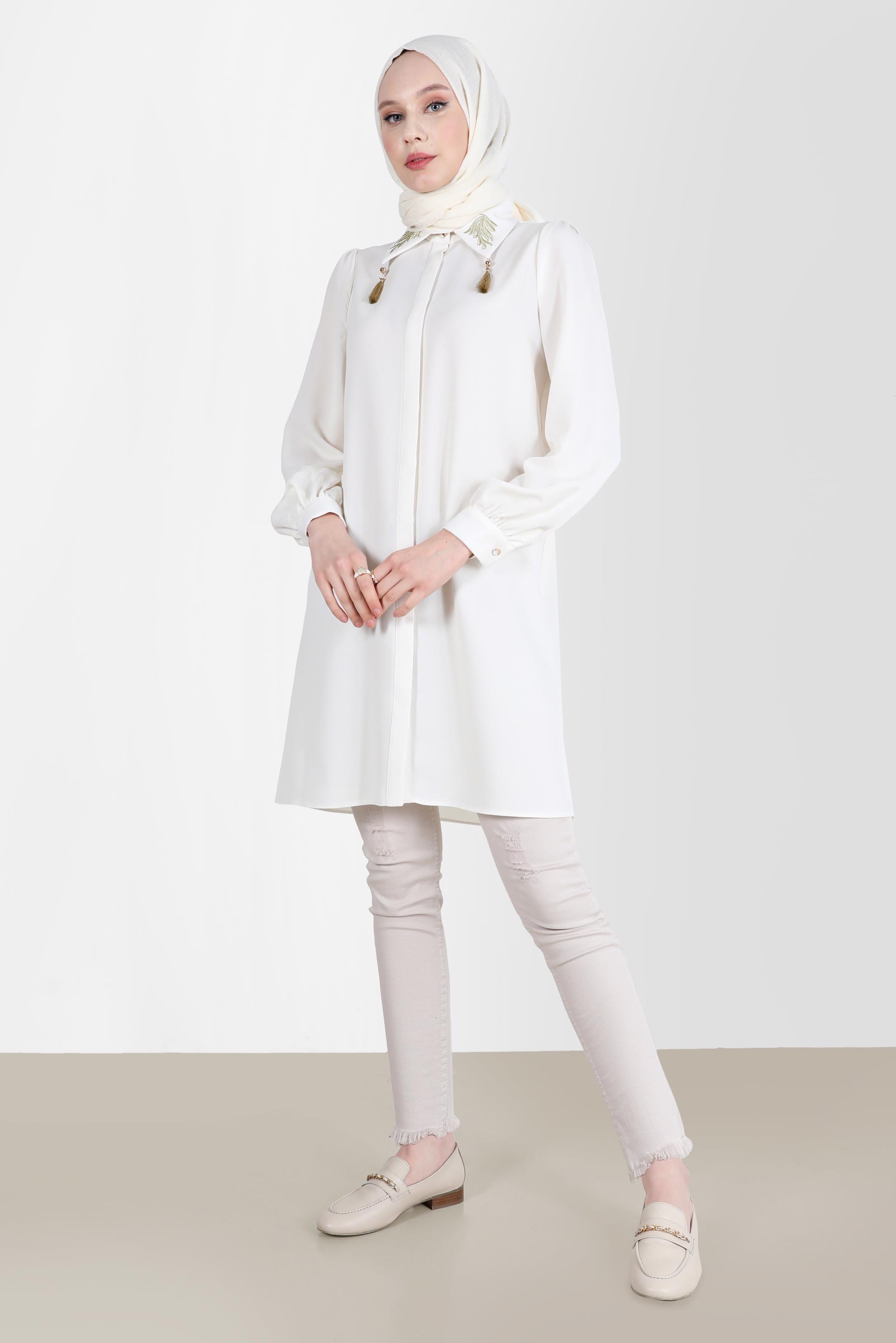 Tesettür giyim BEYAZ YAKASI NAKIŞLI PÜSKÜL DETAYLI TUNİK 42582 