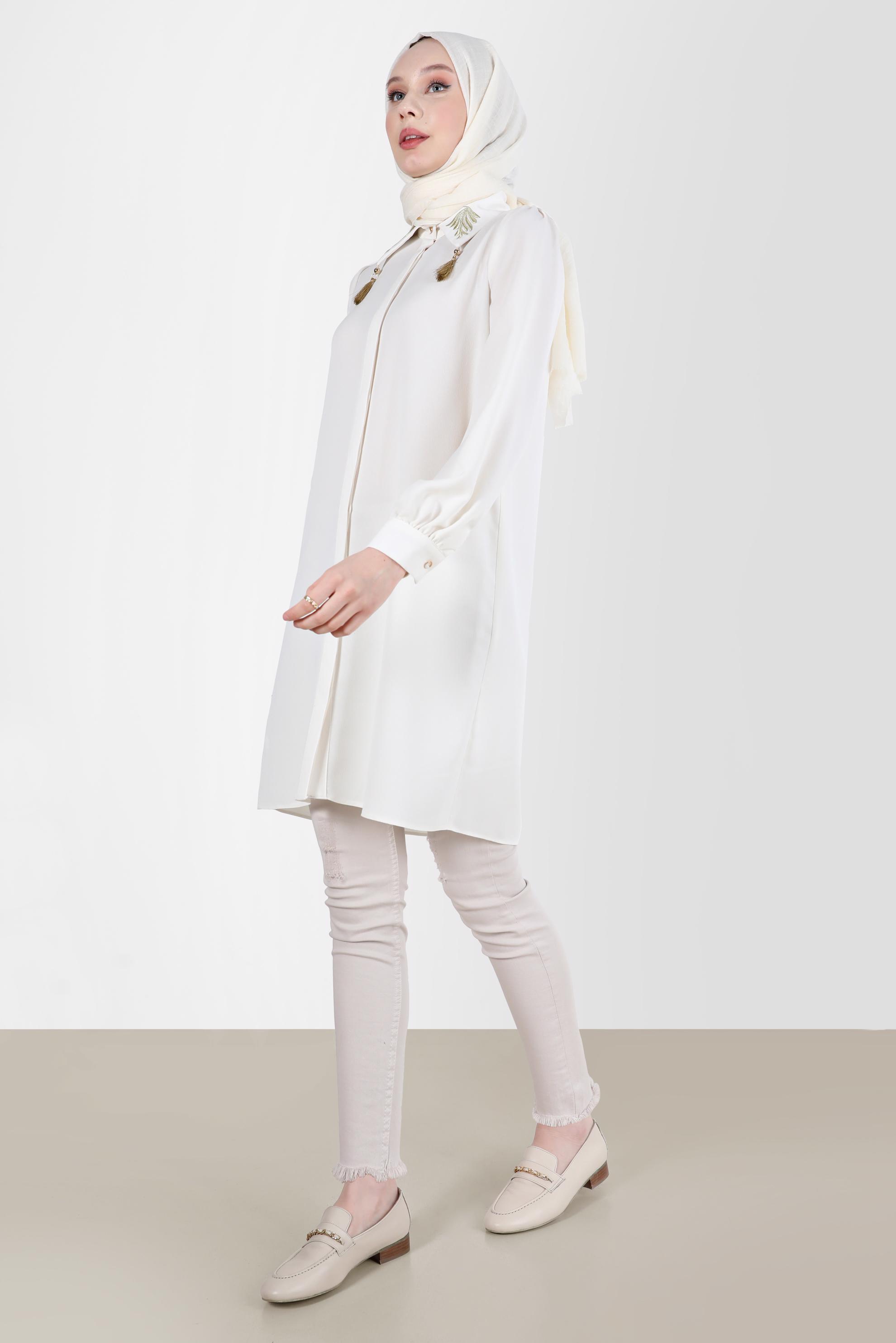 Tesettür giyim BEYAZ YAKASI NAKIŞLI PÜSKÜL DETAYLI TUNİK 42582 
