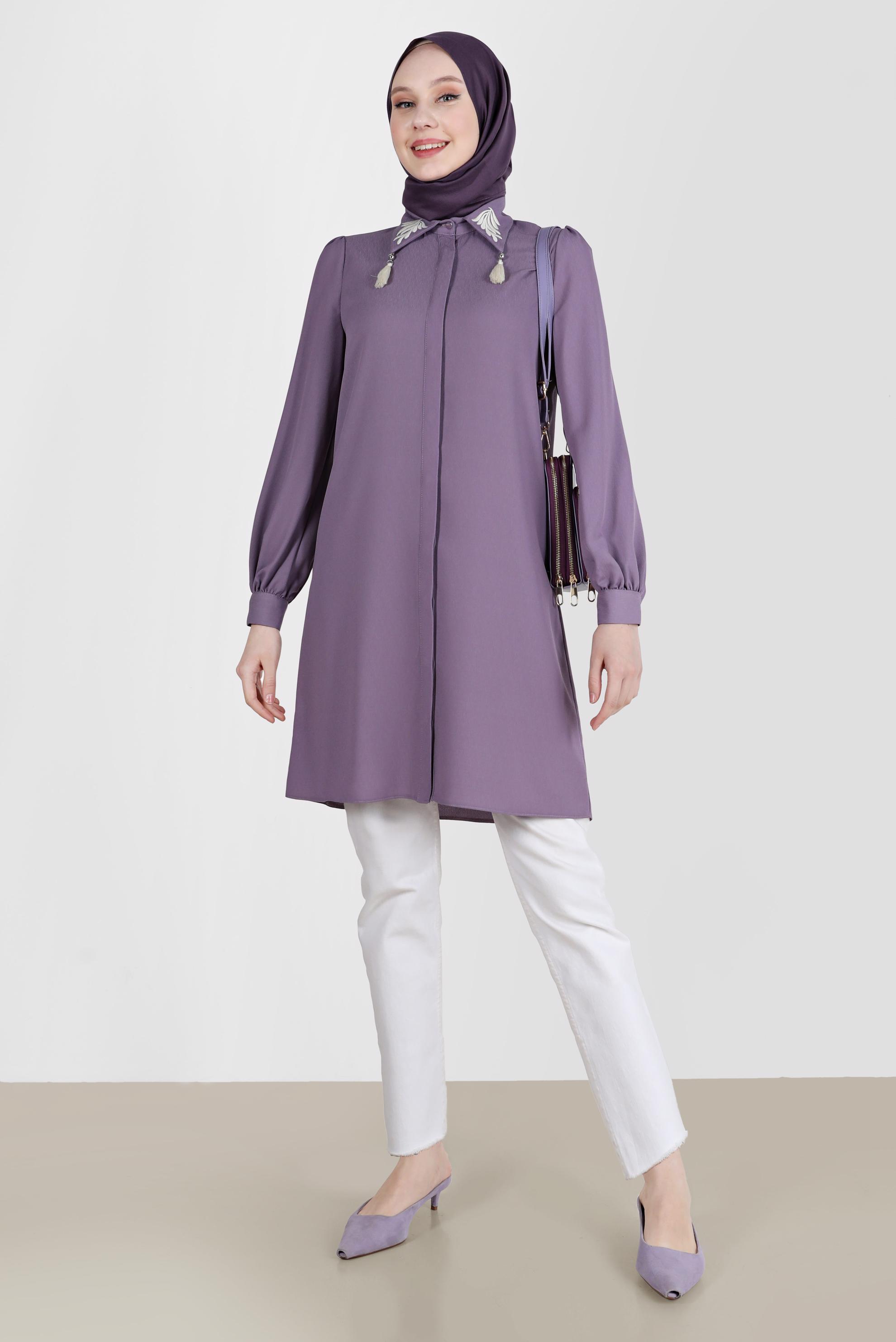 Tesettür giyim MOR YAKASI NAKIŞLI PÜSKÜL DETAYLI TUNİK 42582 
