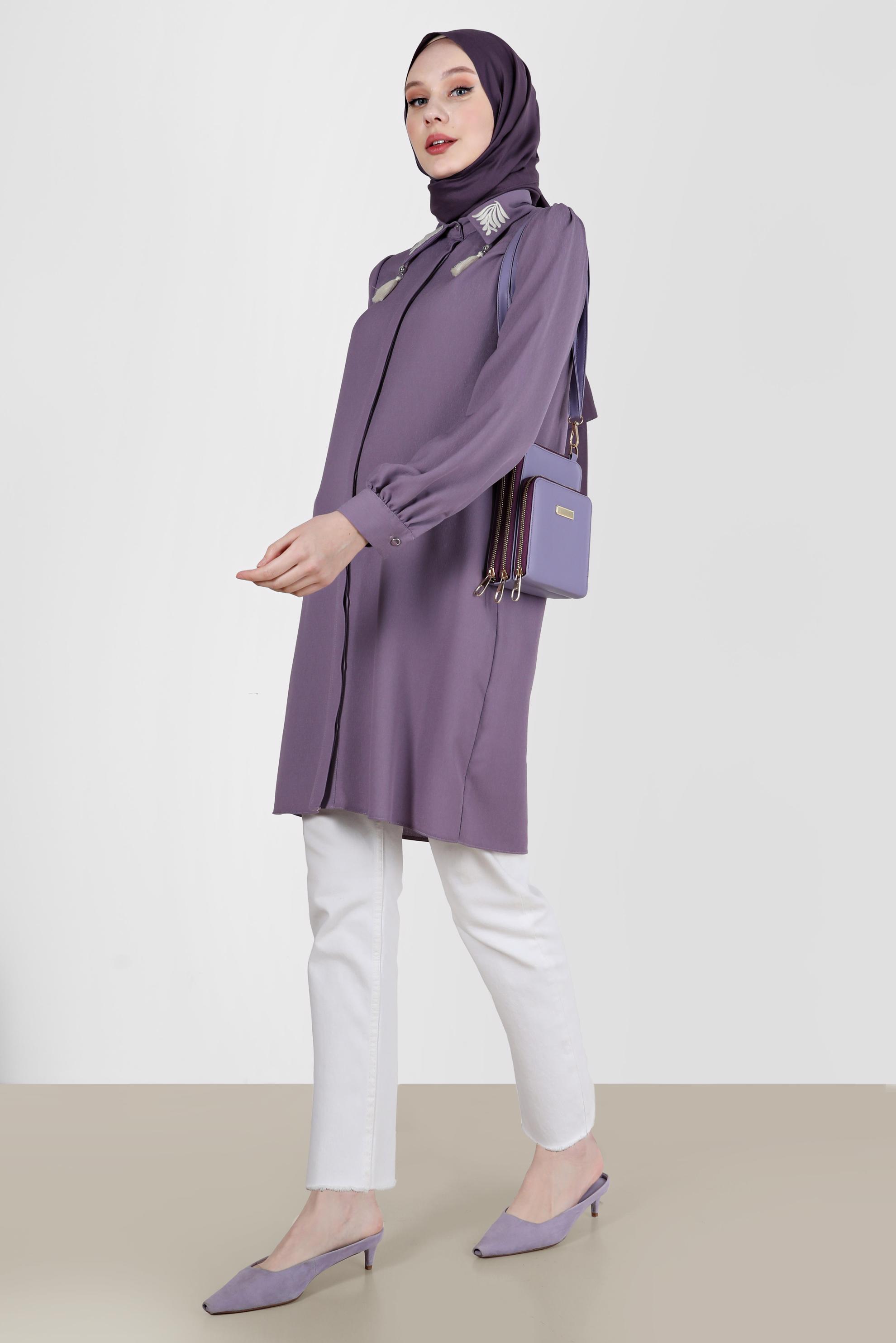 Tesettür giyim MOR YAKASI NAKIŞLI PÜSKÜL DETAYLI TUNİK 42582 