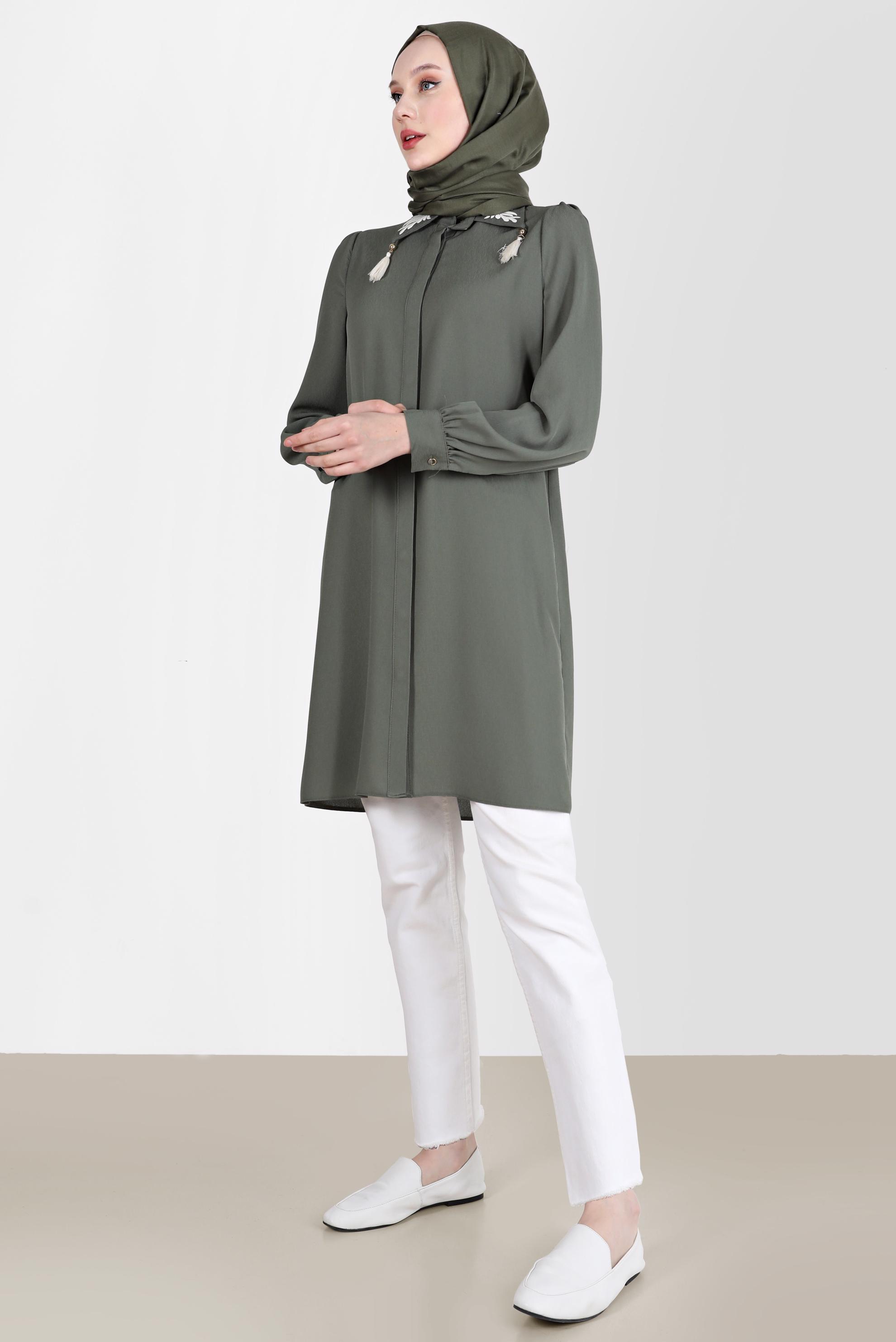 Tesettür giyim HAKİ YAKASI NAKIŞLI PÜSKÜL DETAYLI TUNİK 42582 