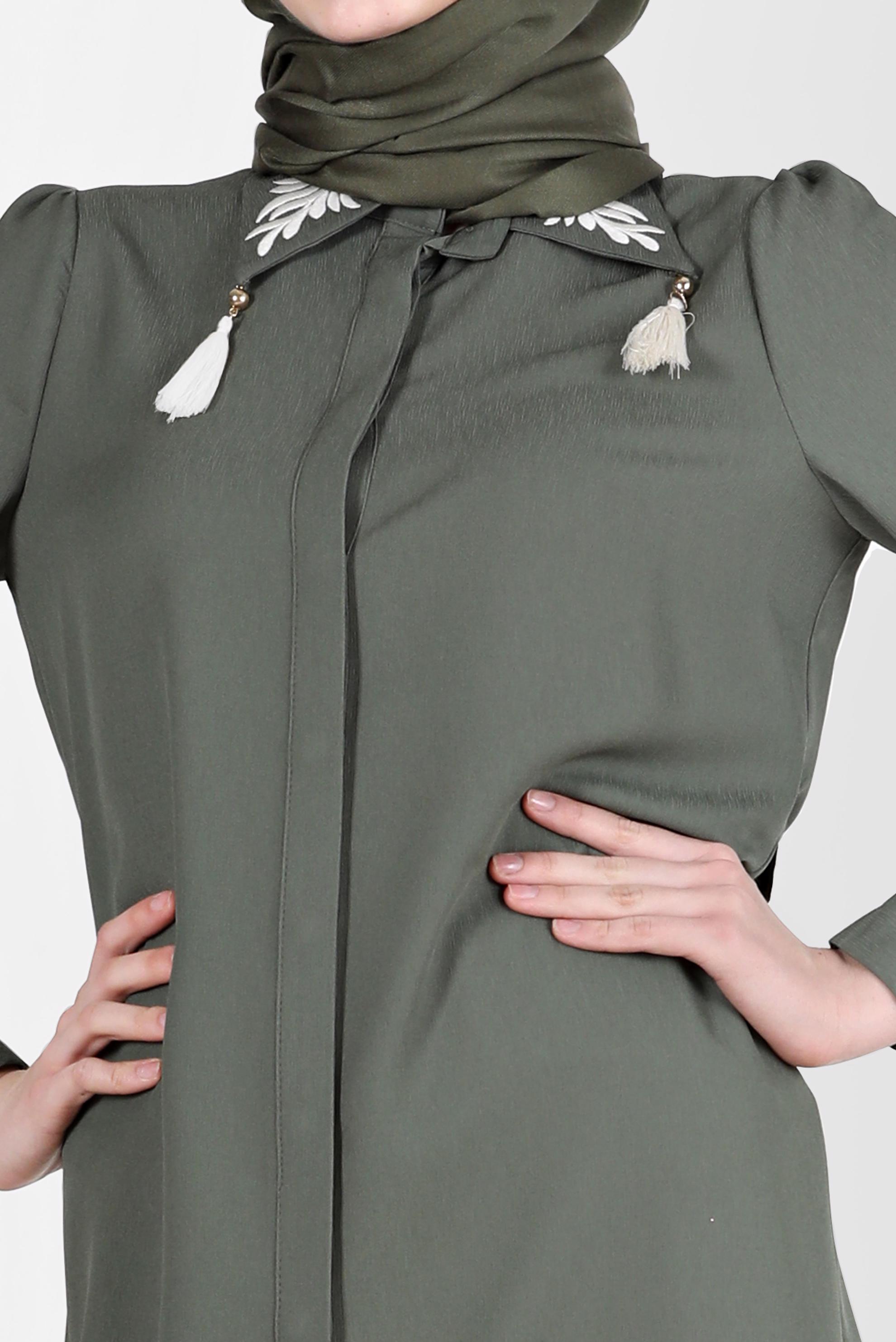 Tesettür giyim HAKİ YAKASI NAKIŞLI PÜSKÜL DETAYLI TUNİK 42582 