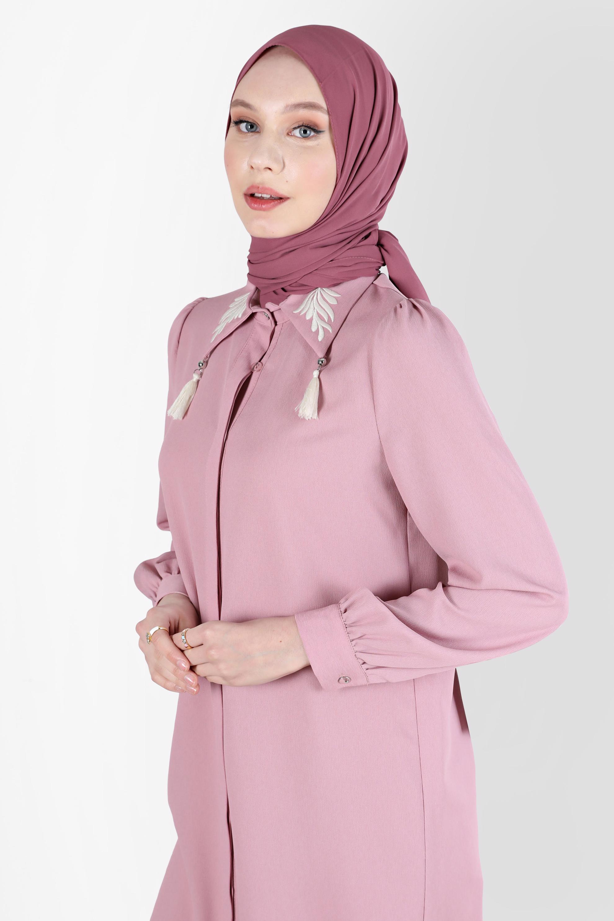 Tesettür giyim PUDRA YAKASI NAKIŞLI PÜSKÜL DETAYLI TUNİK 42582 