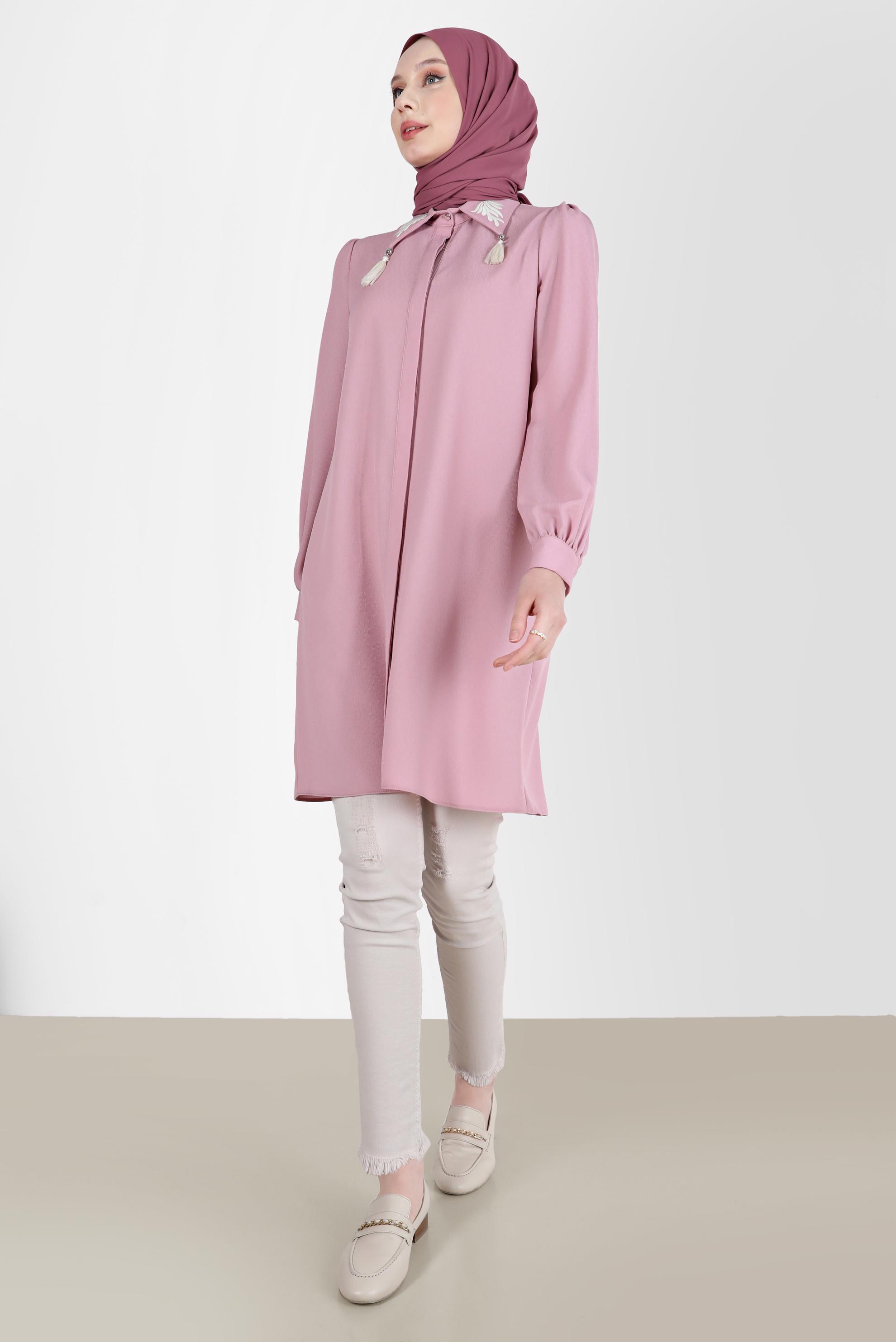 Tesettür giyim PUDRA YAKASI NAKIŞLI PÜSKÜL DETAYLI TUNİK 42582 