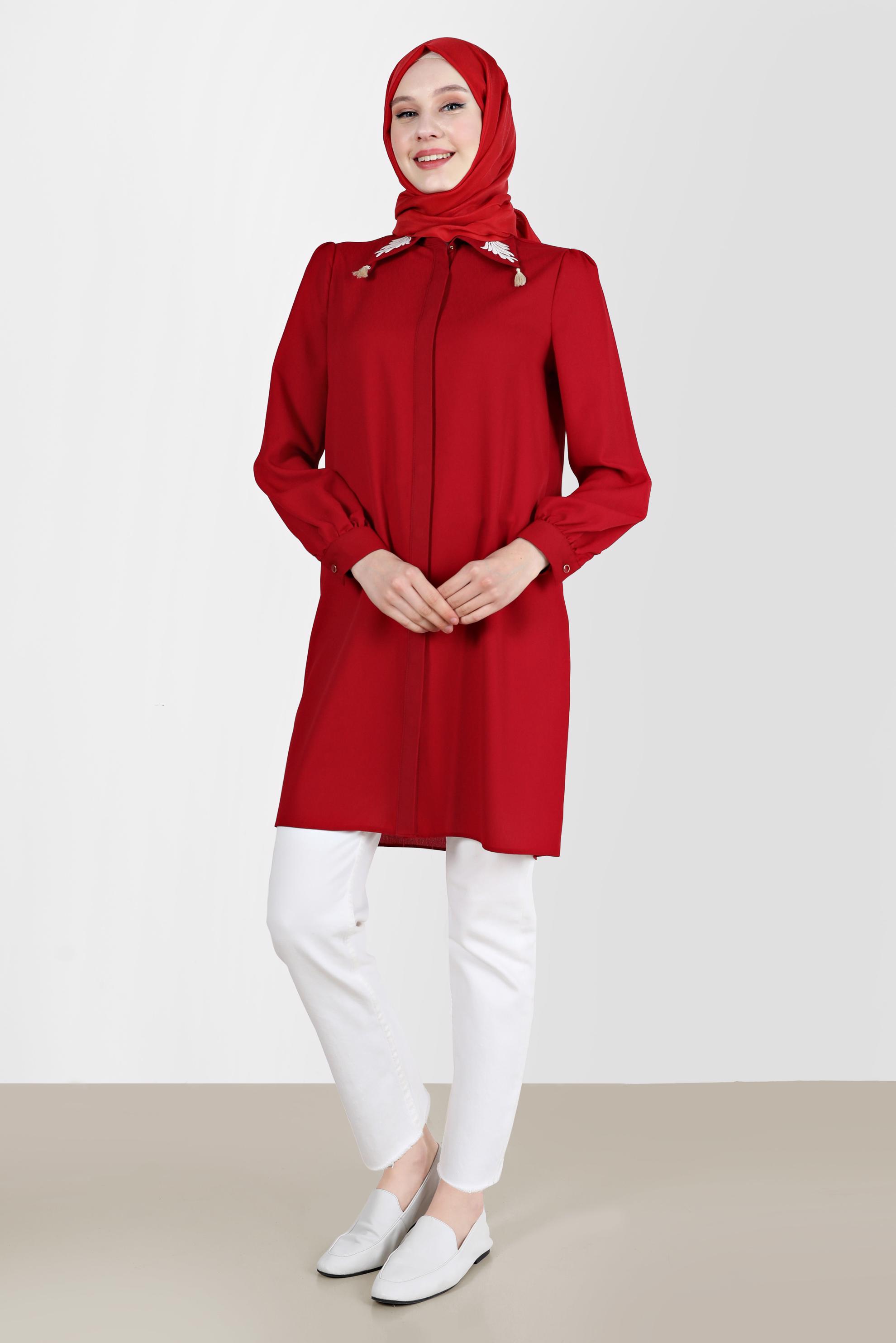 Tesettür giyim BORDO YAKASI NAKIŞLI PÜSKÜL DETAYLI TUNİK 42582 