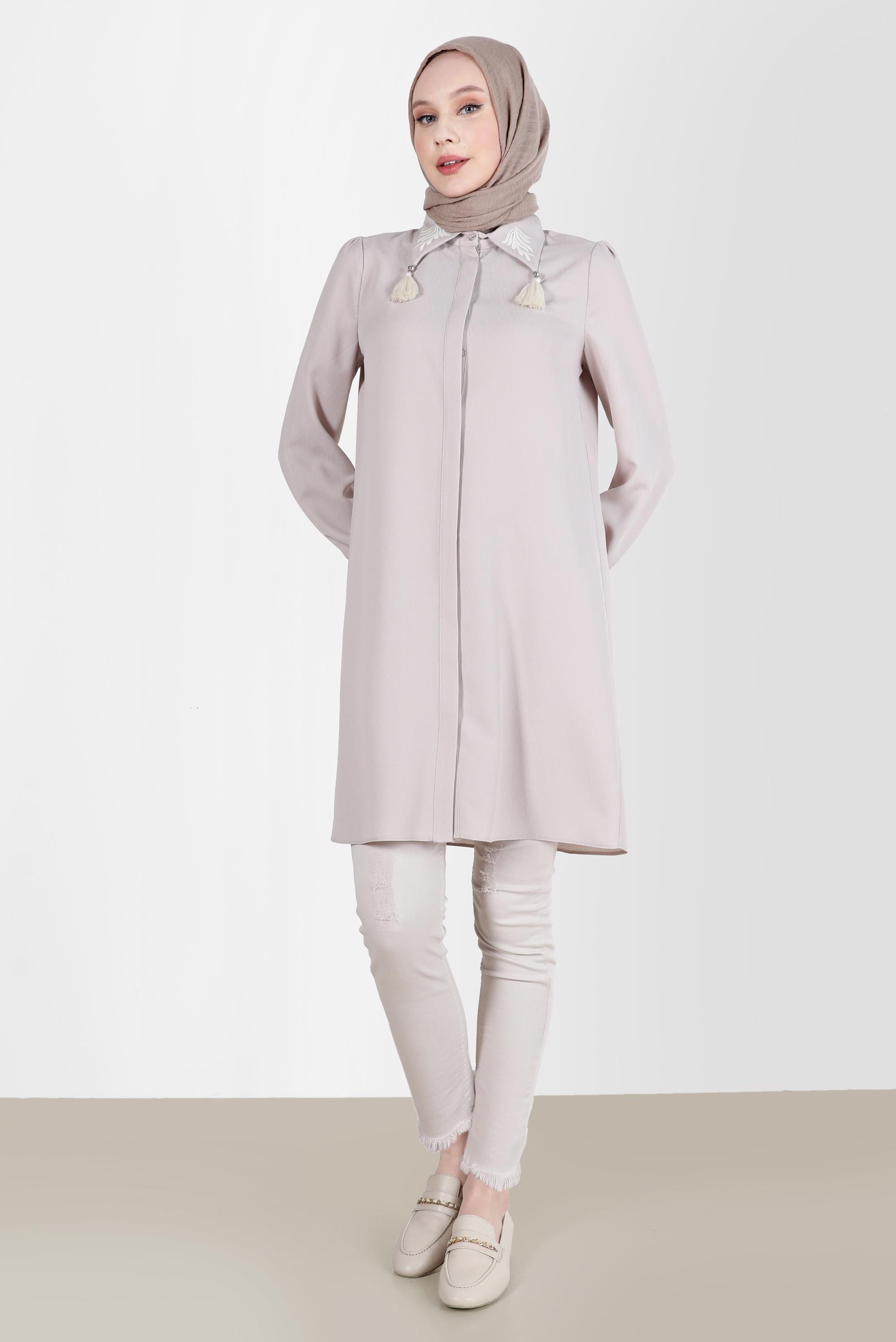 Tesettür giyim BEJ YAKASI NAKIŞLI PÜSKÜL DETAYLI TUNİK 42582 